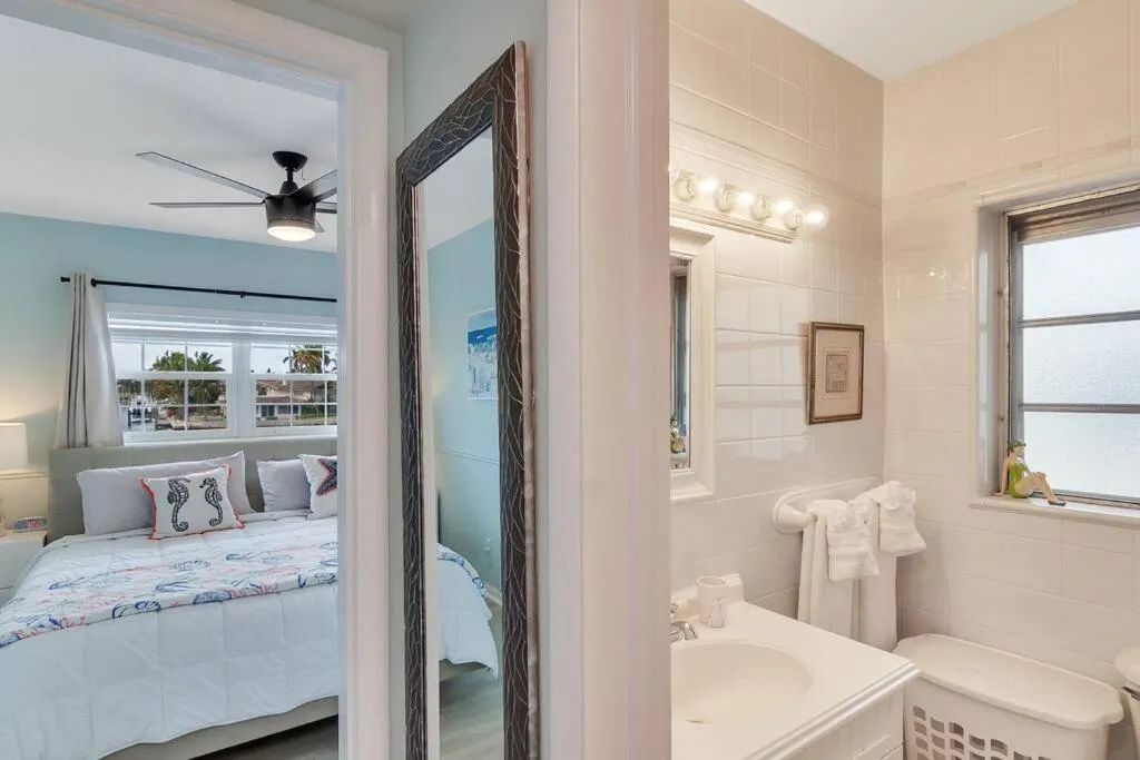 Bed in Aloha Apartments On the Intracoastal-Walk to the Beach