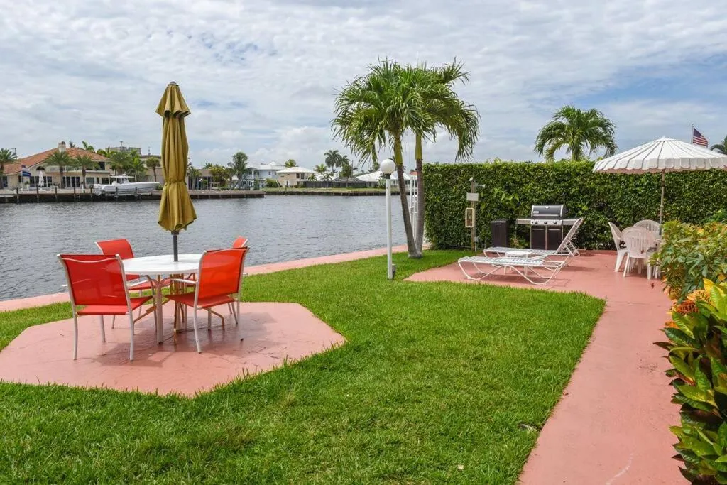 Aloha Apartments On the Intracoastal-Walk to the Beach