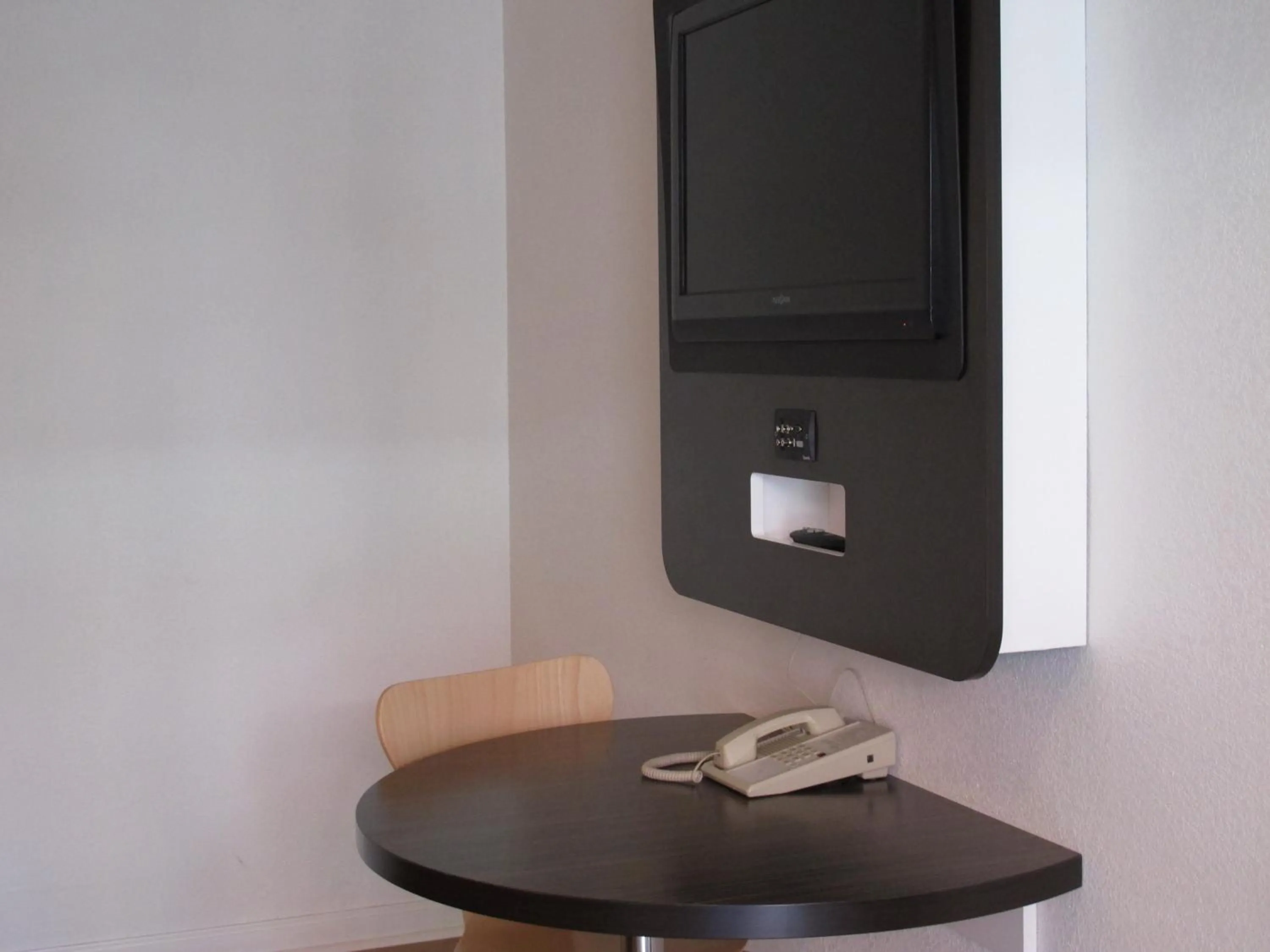 TV and multimedia in Motel 6 Baltimore MD