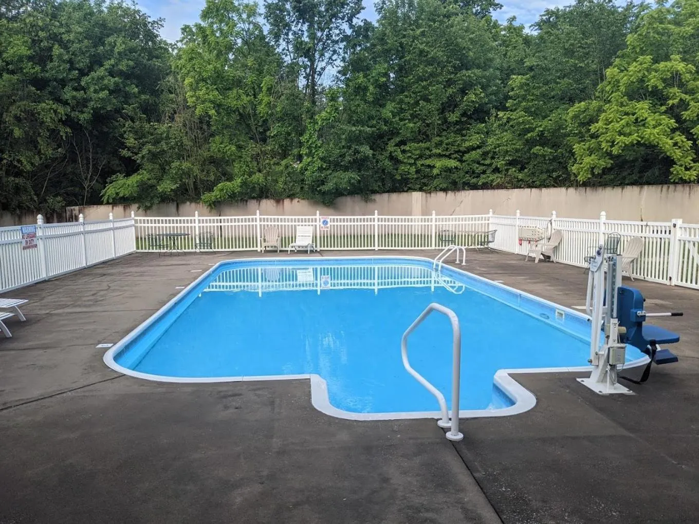 Swimming pool in Quality Inn Calvert City - Paducah East