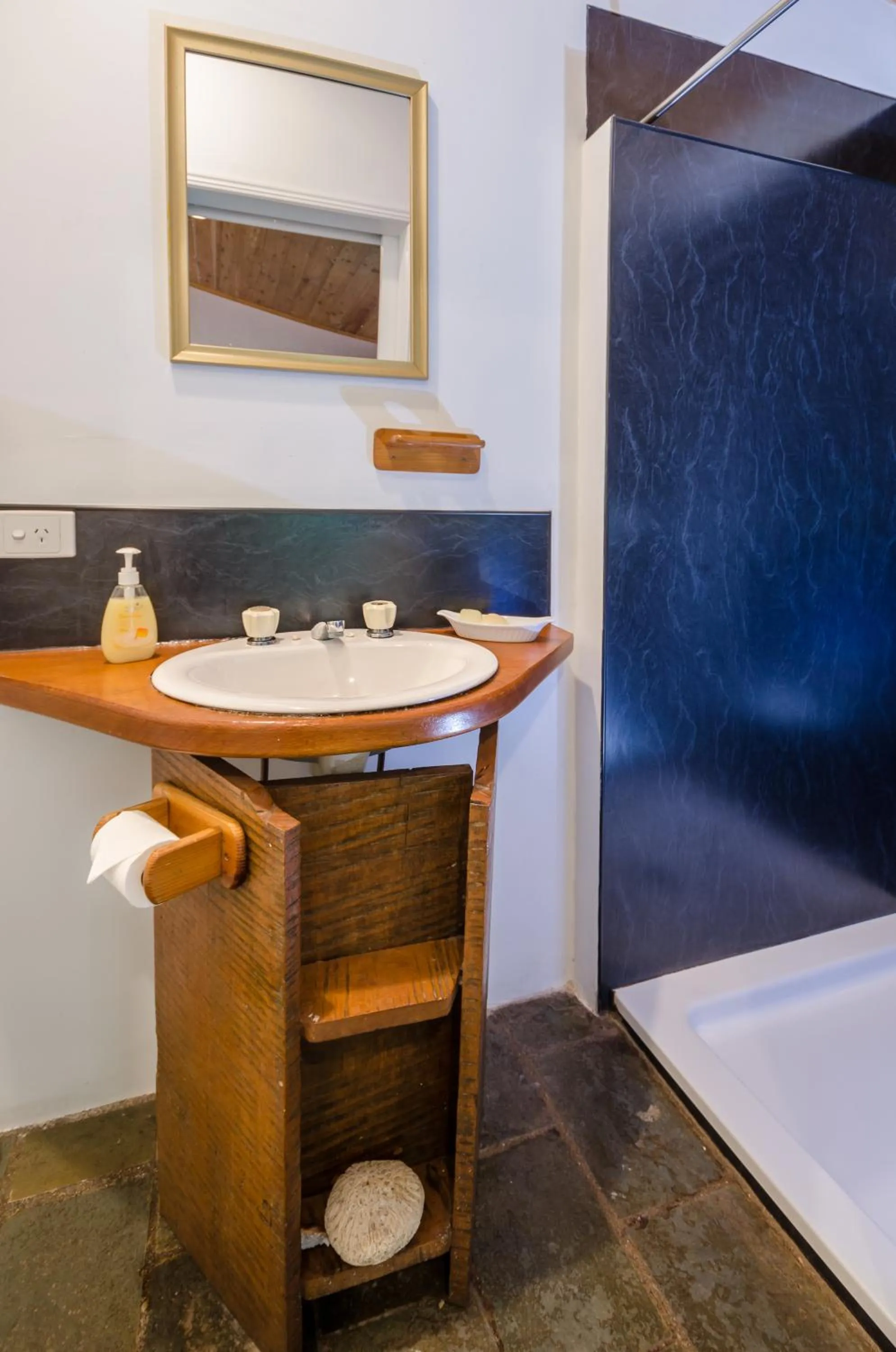 Bathroom, Bed in Epiphyte B & B