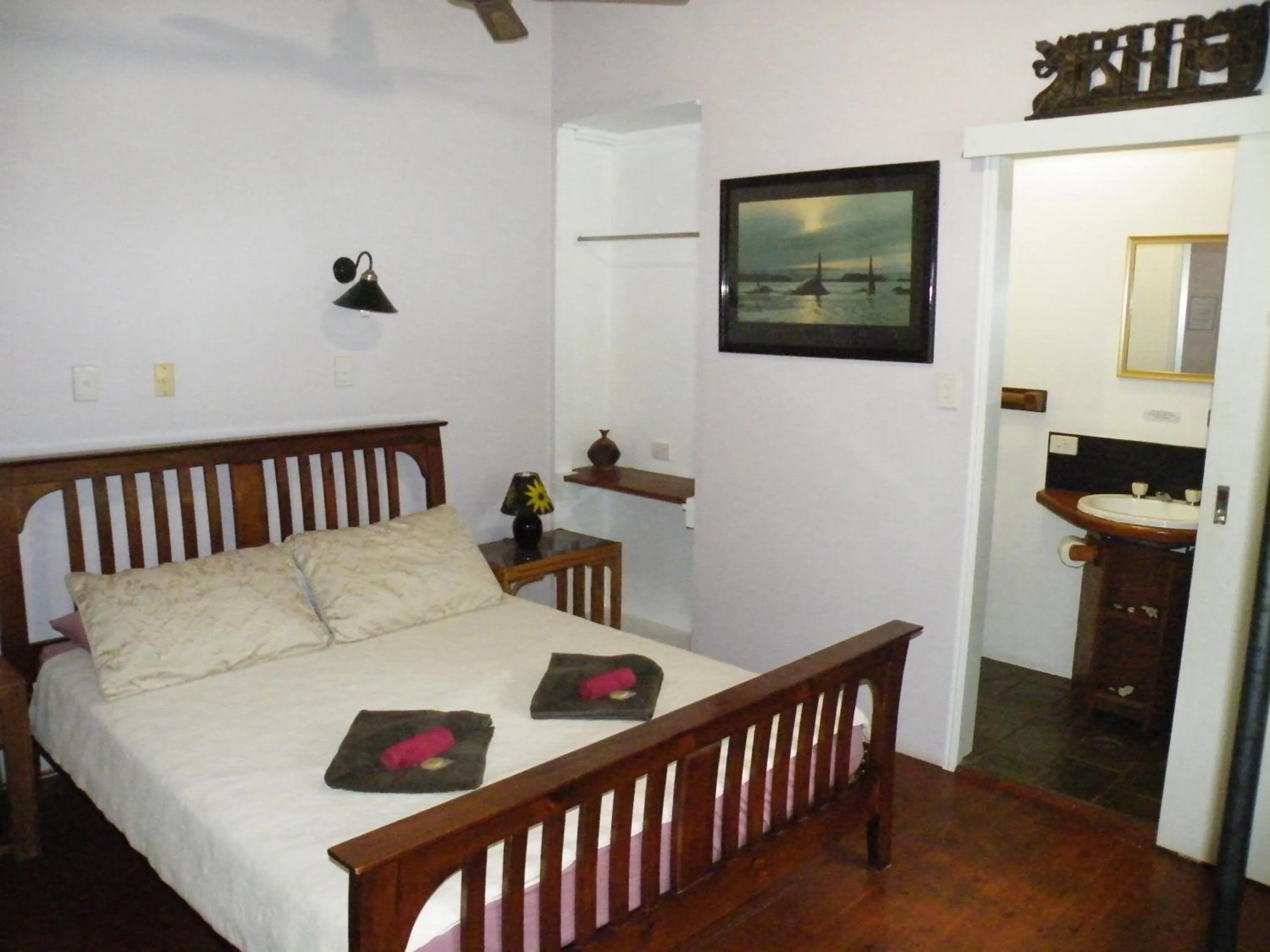 Photo of the whole room, Bed in Epiphyte B & B