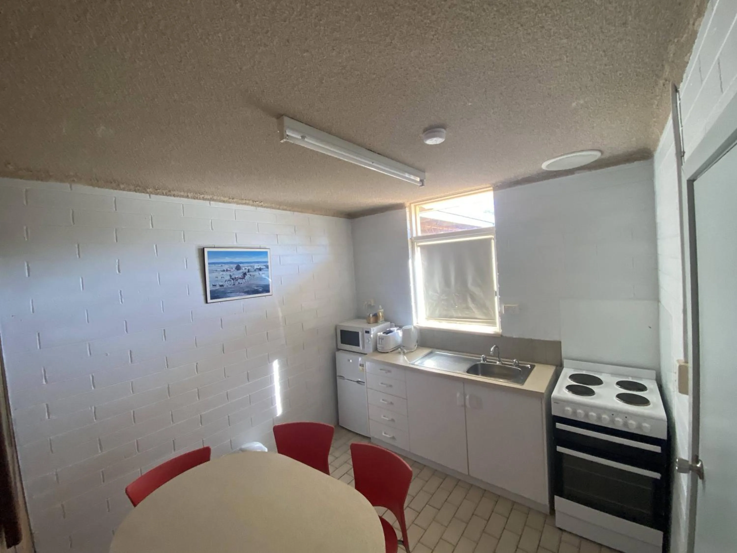Kitchen or kitchenette in Capri Motel