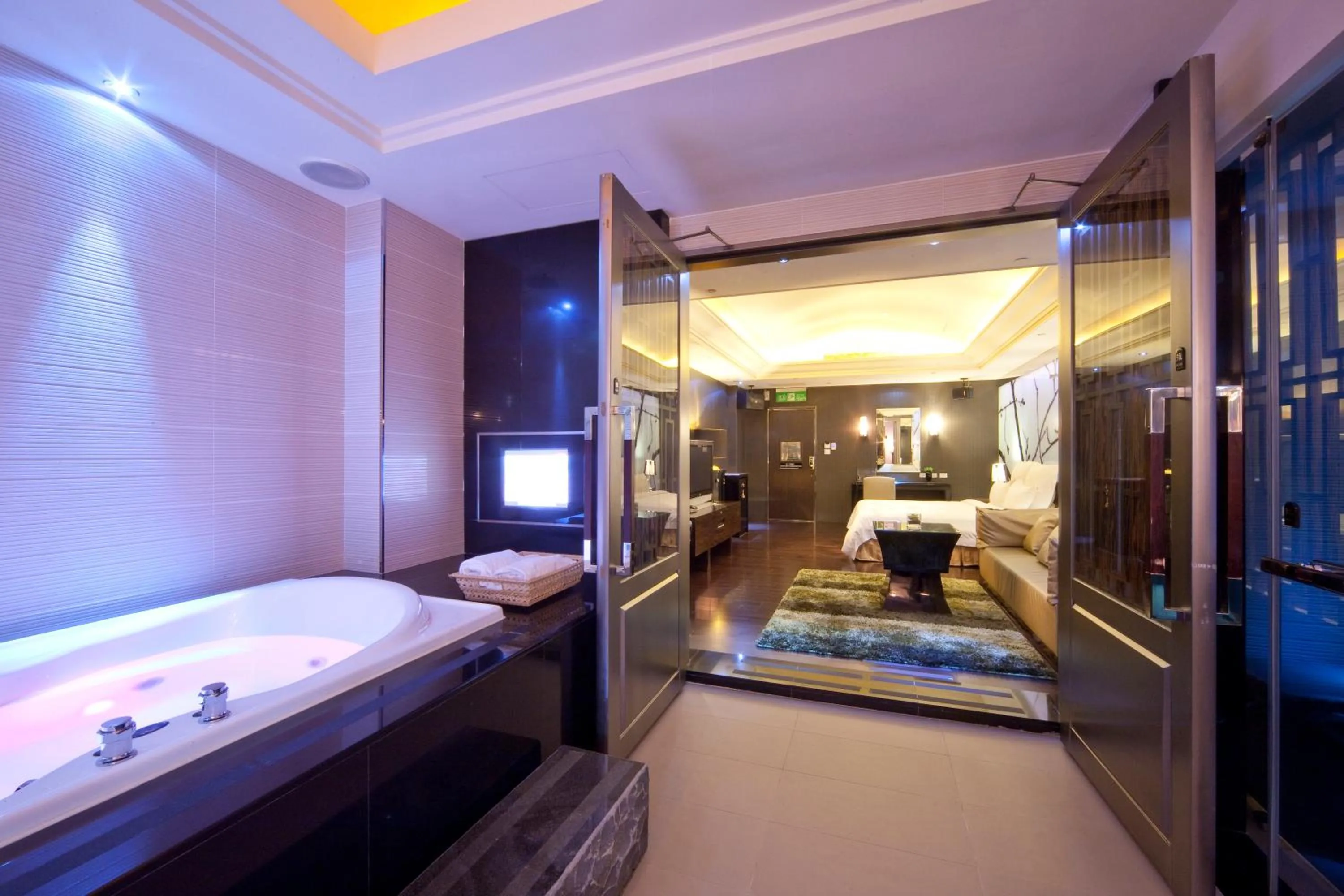 Bathroom, Bed in Wego Hotel - Linsen