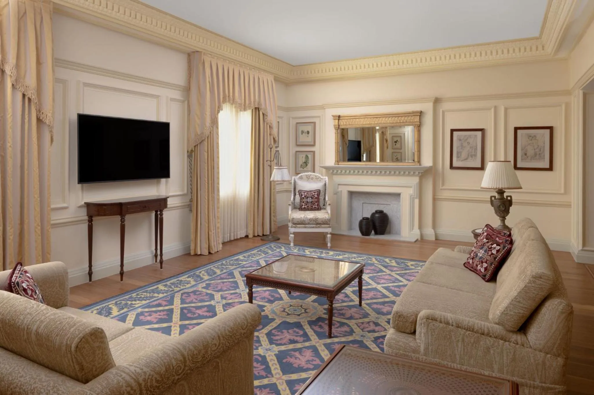 Communal lounge/ TV room in ITC Windsor, a Luxury Collection Hotel, Bengaluru