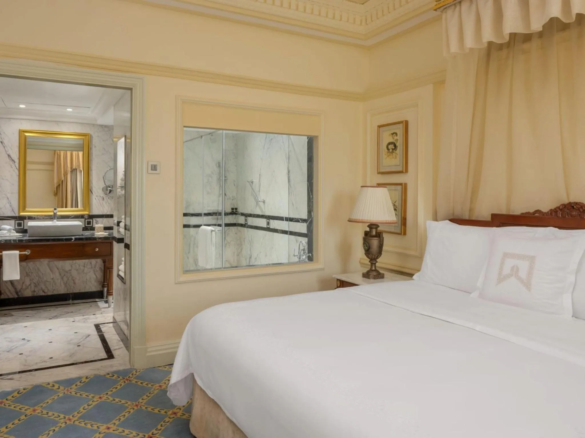 Bedroom, Bed in ITC Windsor, a Luxury Collection Hotel, Bengaluru