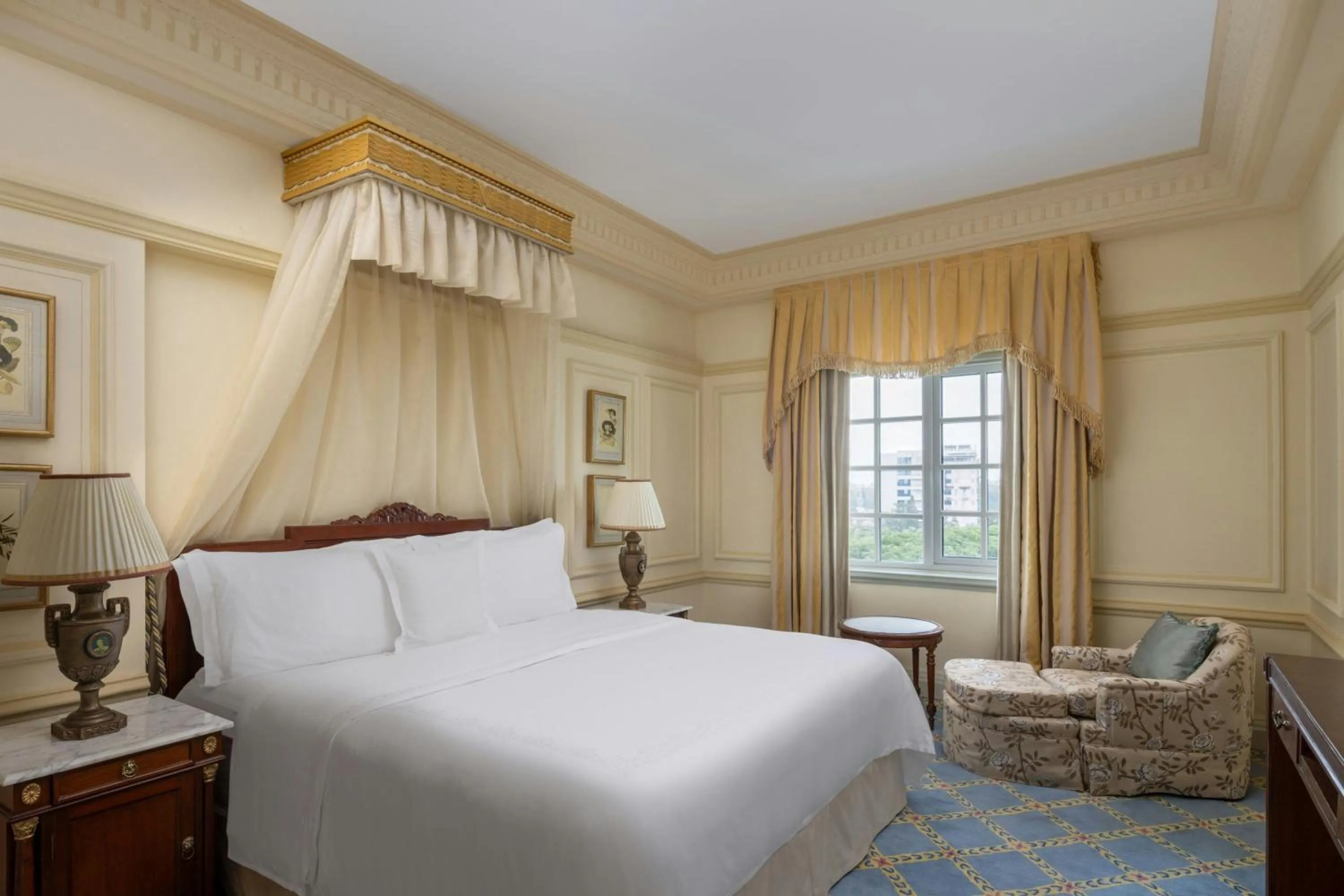 Photo of the whole room, Bed in ITC Windsor, a Luxury Collection Hotel, Bengaluru