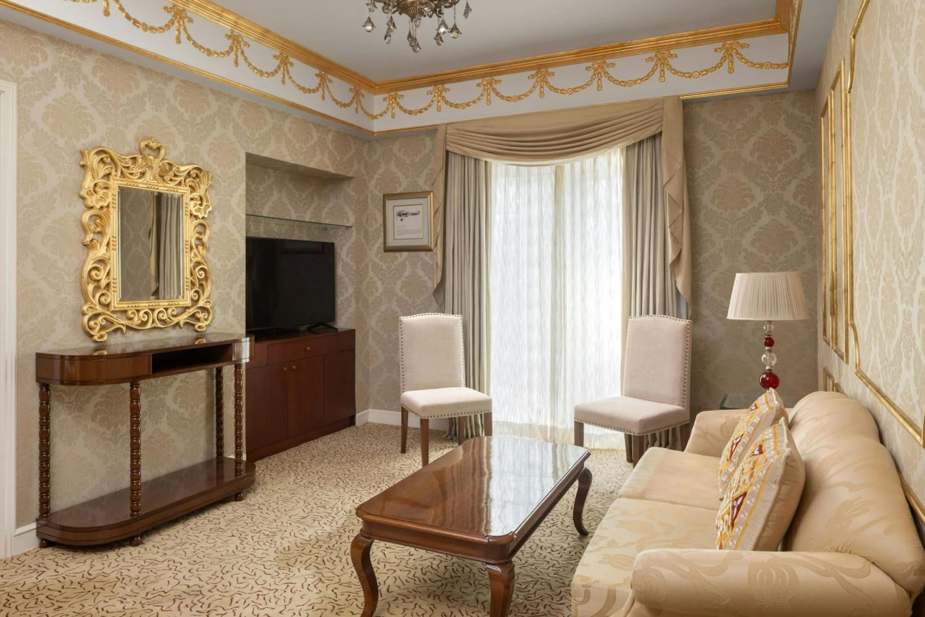 Living room in ITC Windsor, a Luxury Collection Hotel, Bengaluru