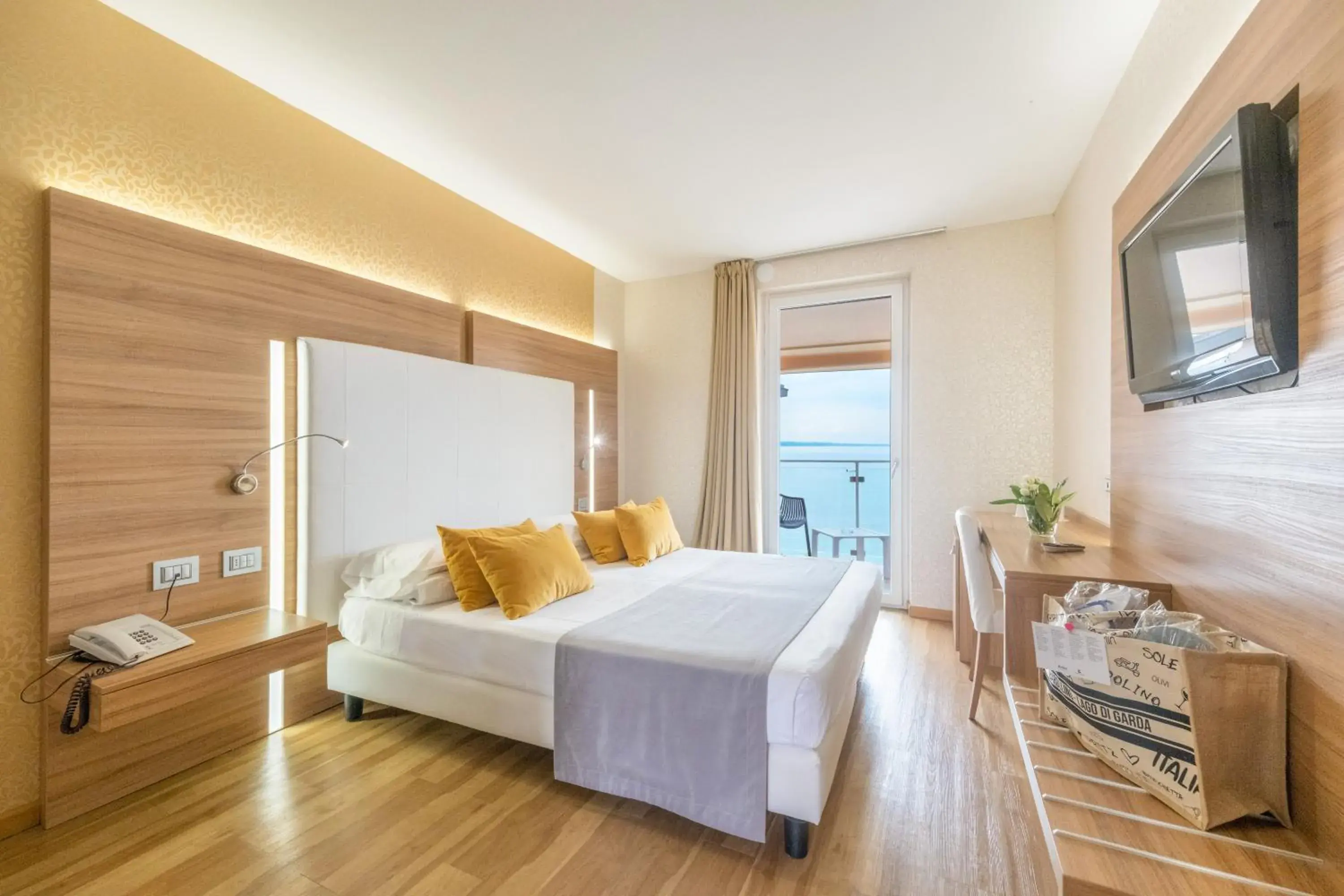 Deluxe Double Room with Balcony and Lake View in Kriss Internazionale Hotel Deluxe Double Room with Balcony and Lake View in Kriss Internazionale Hotel