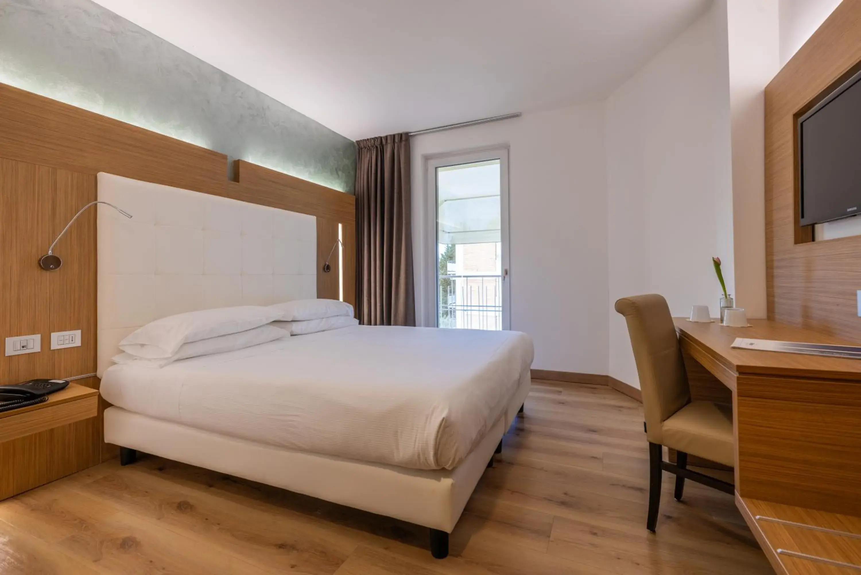 Standard Double Room with Window and Partial Lake View in Kriss Internazionale Hotel Standard Double Room with Window and Partial Lake View in Kriss Internazionale Hotel