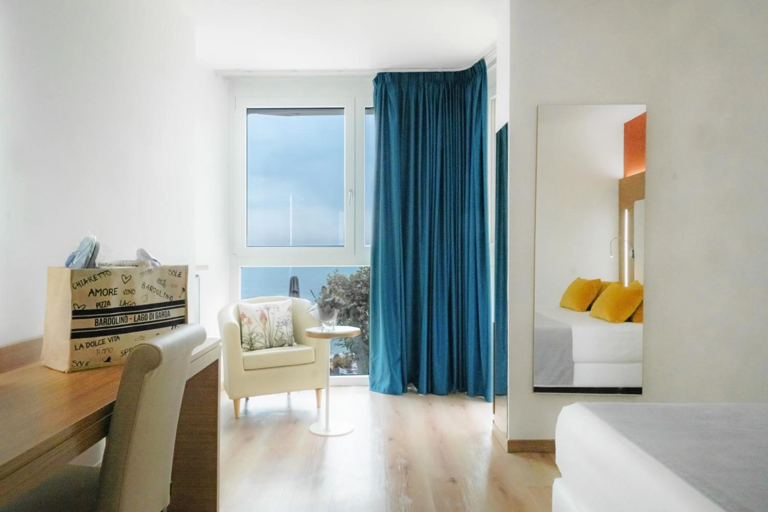 Lake view, Bed in Kriss Internazionale Hotel