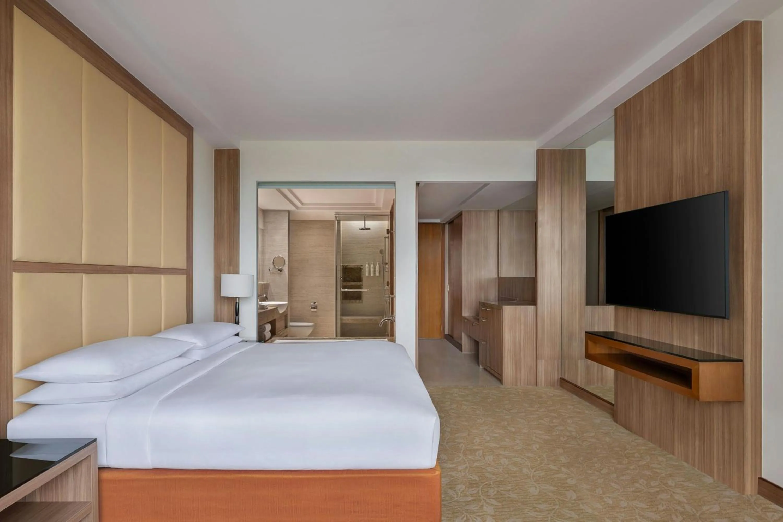 Bathroom, Bed in Bengaluru Marriott Hotel Whitefield