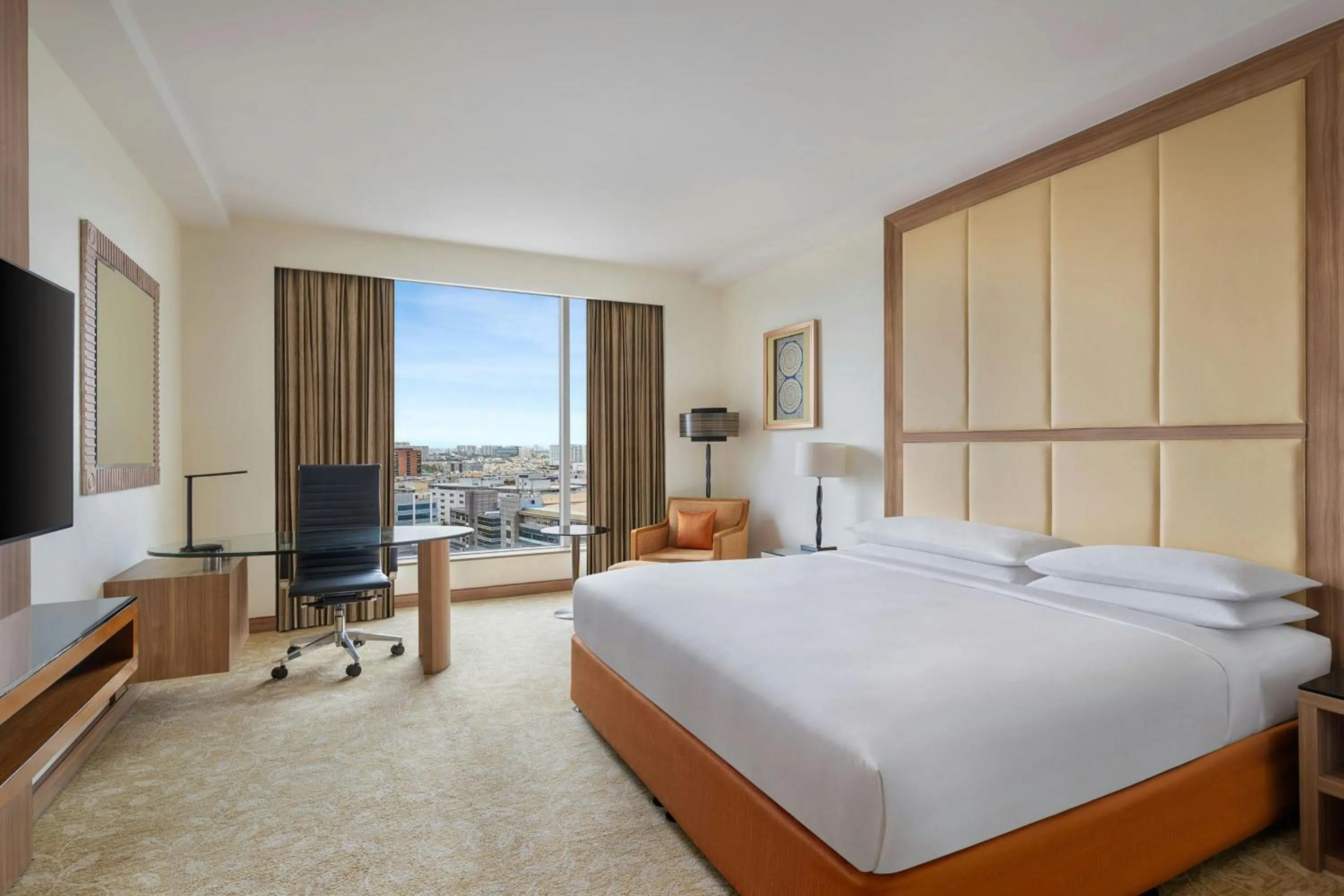 Lounge or bar, Bed in Bengaluru Marriott Hotel Whitefield