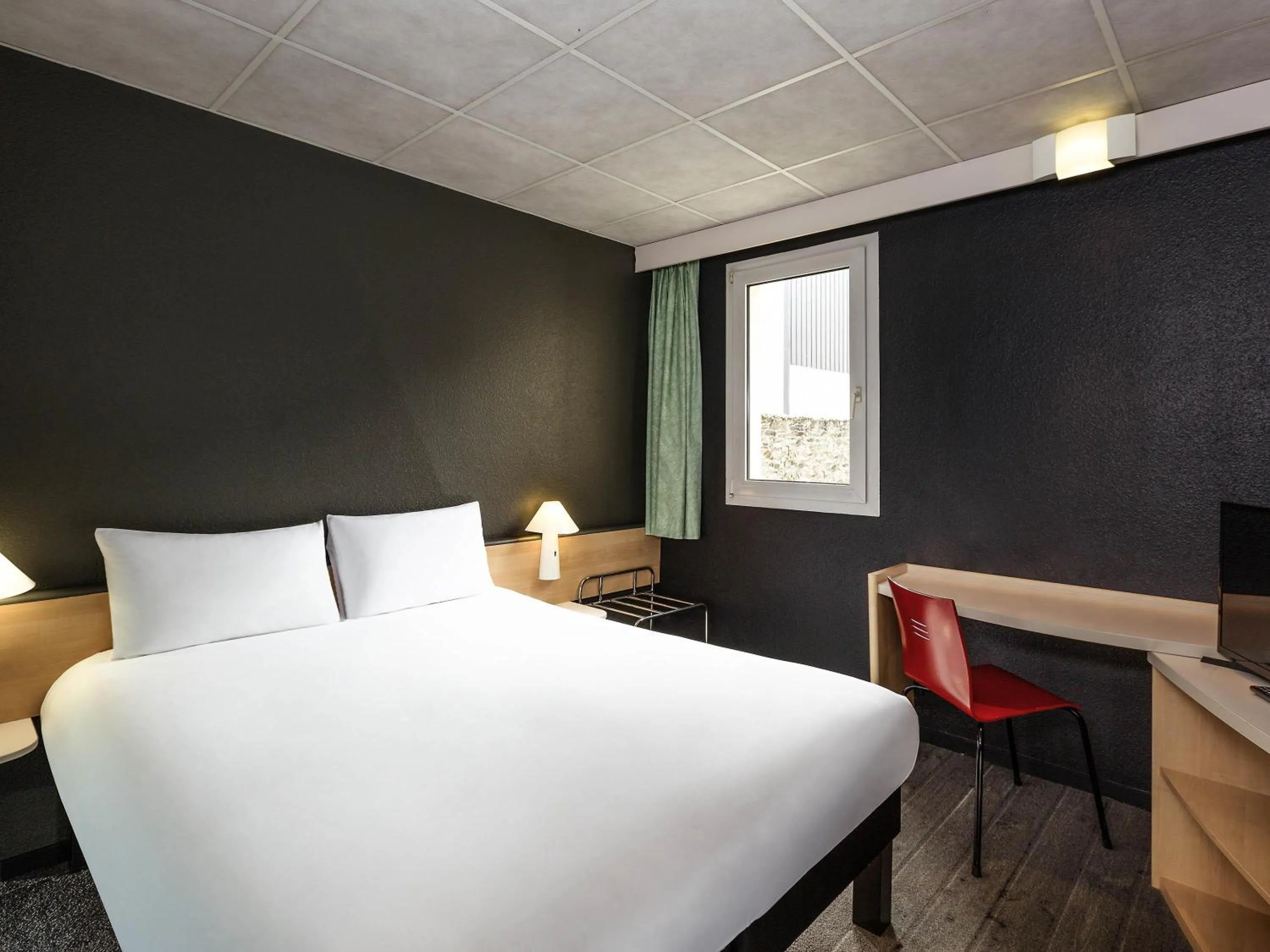 Bedroom, Bed in ibis Lannion