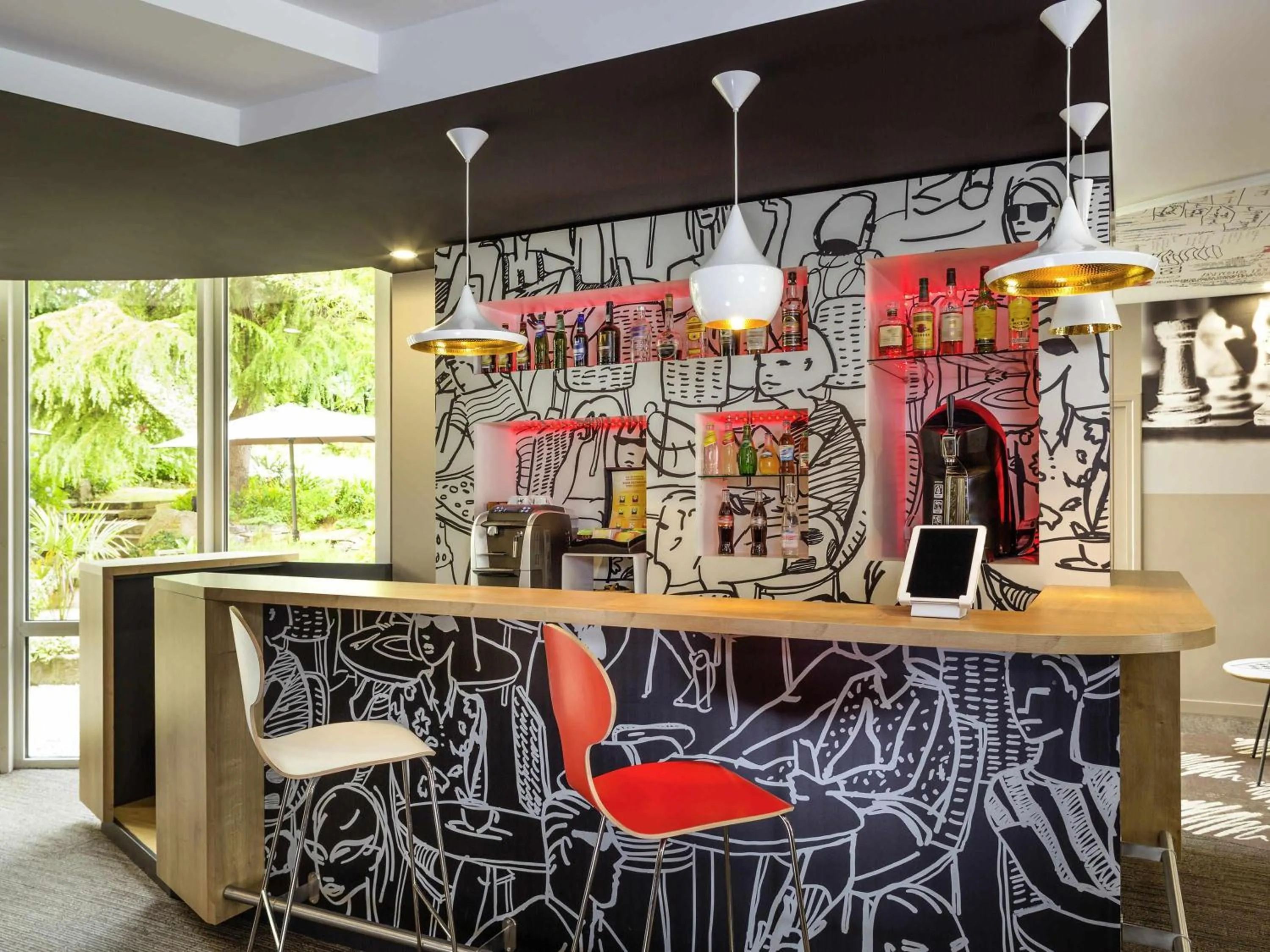 Lounge or bar in ibis Lannion