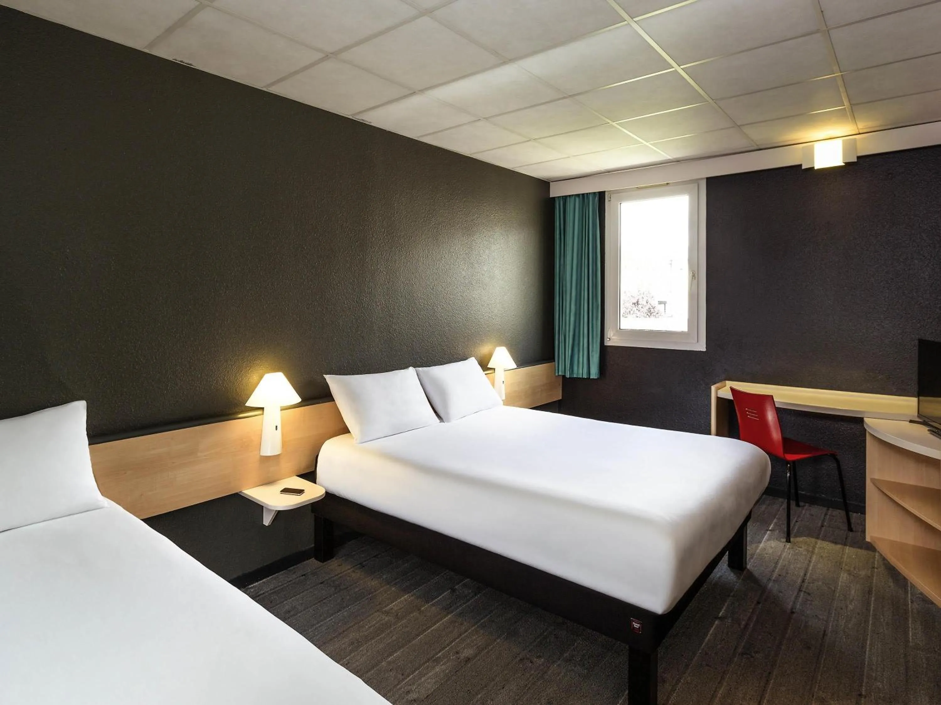 Bedroom, Bed in ibis Lannion