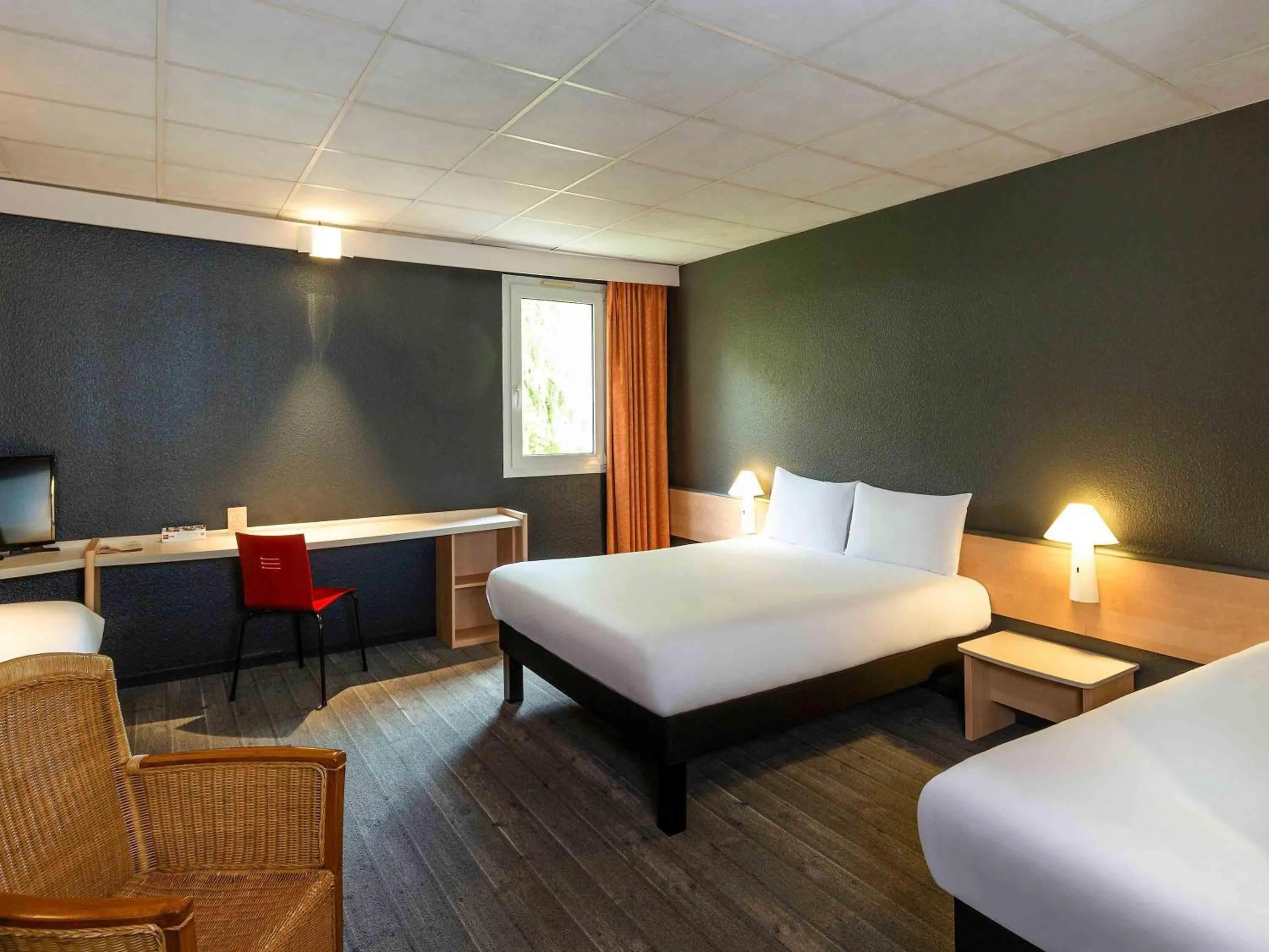 Bedroom, Bed in ibis Lannion