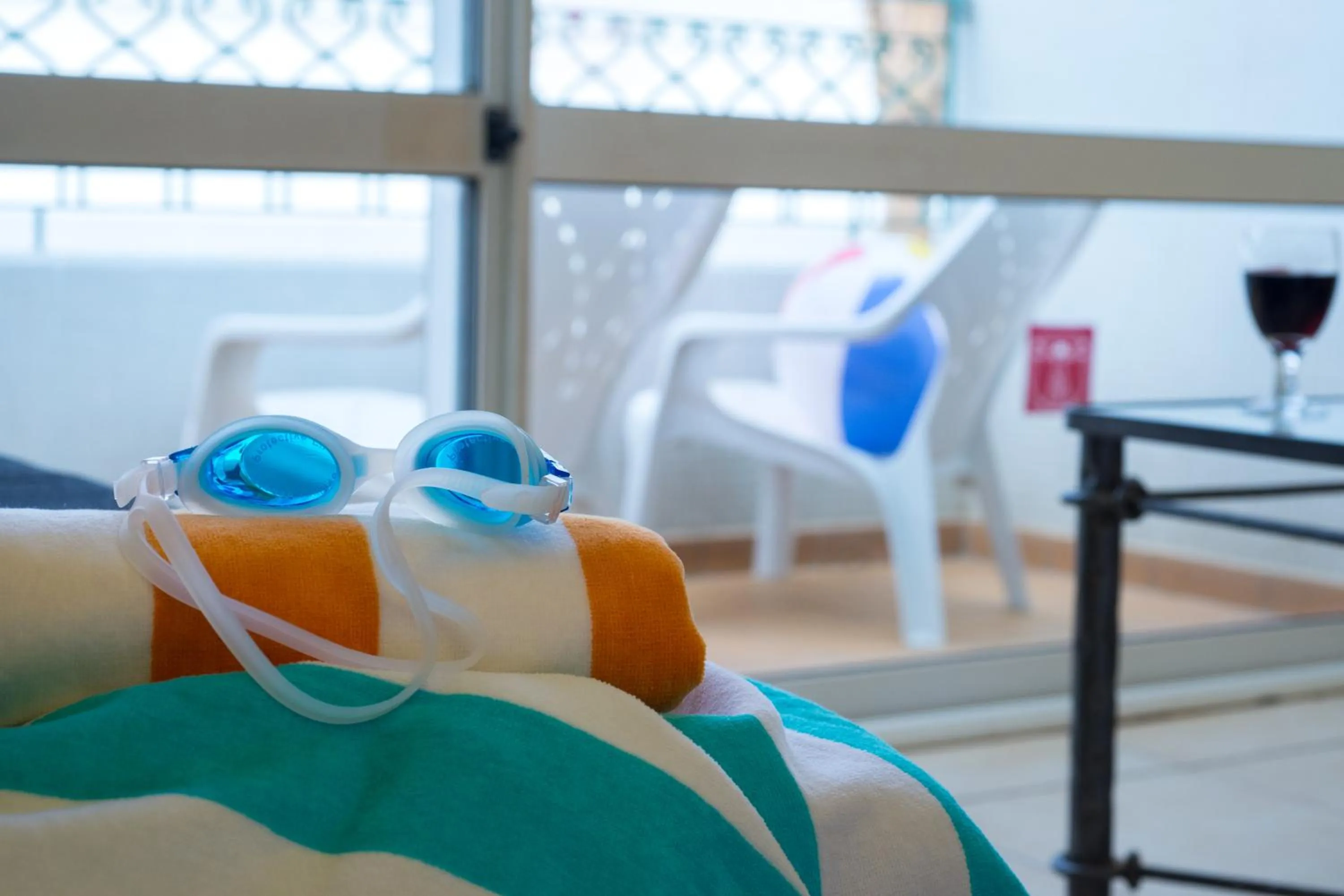 Pool view, Bed in Leonardo Club Eilat - All Inclusive