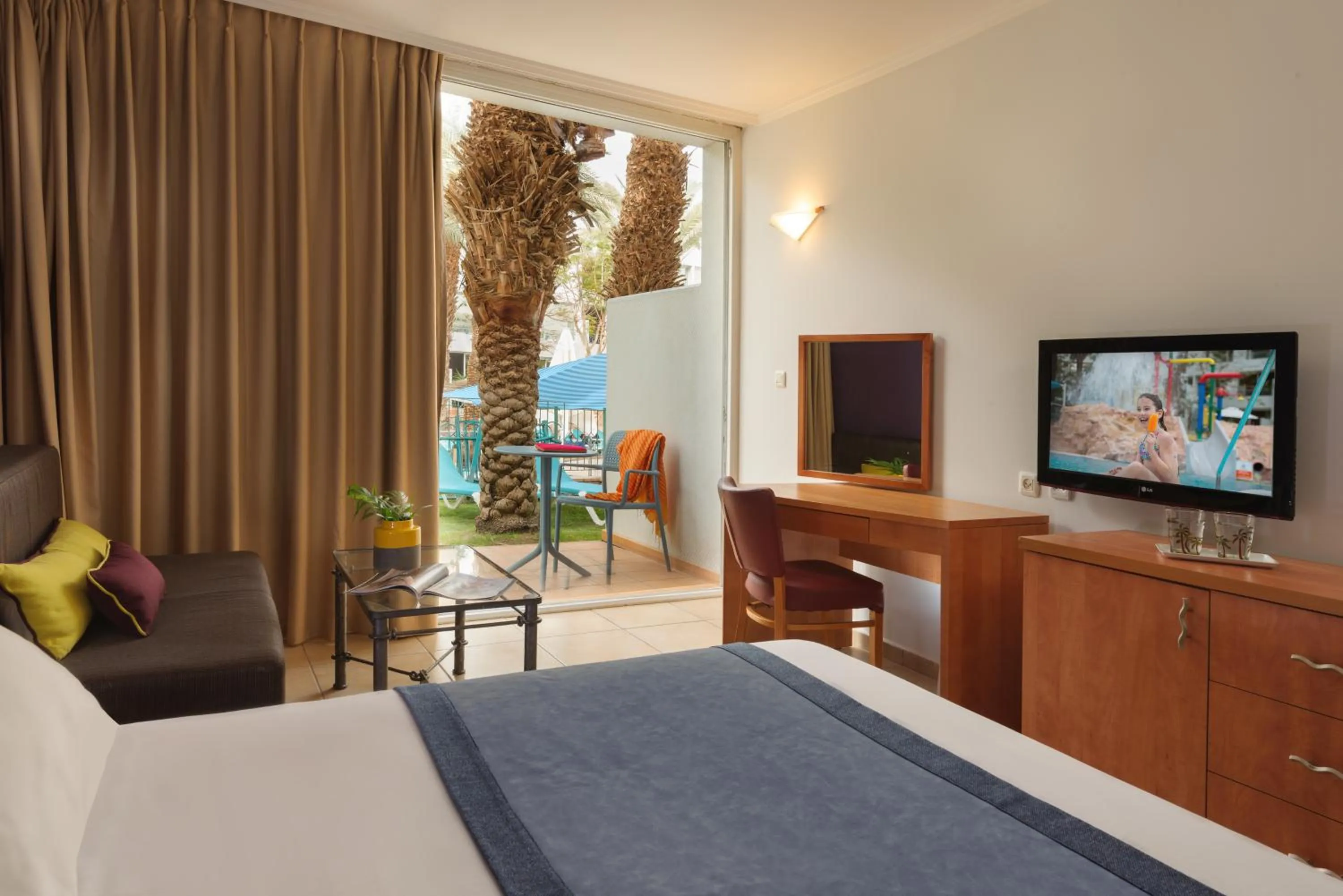 Living room, Bed in Leonardo Club Eilat - All Inclusive