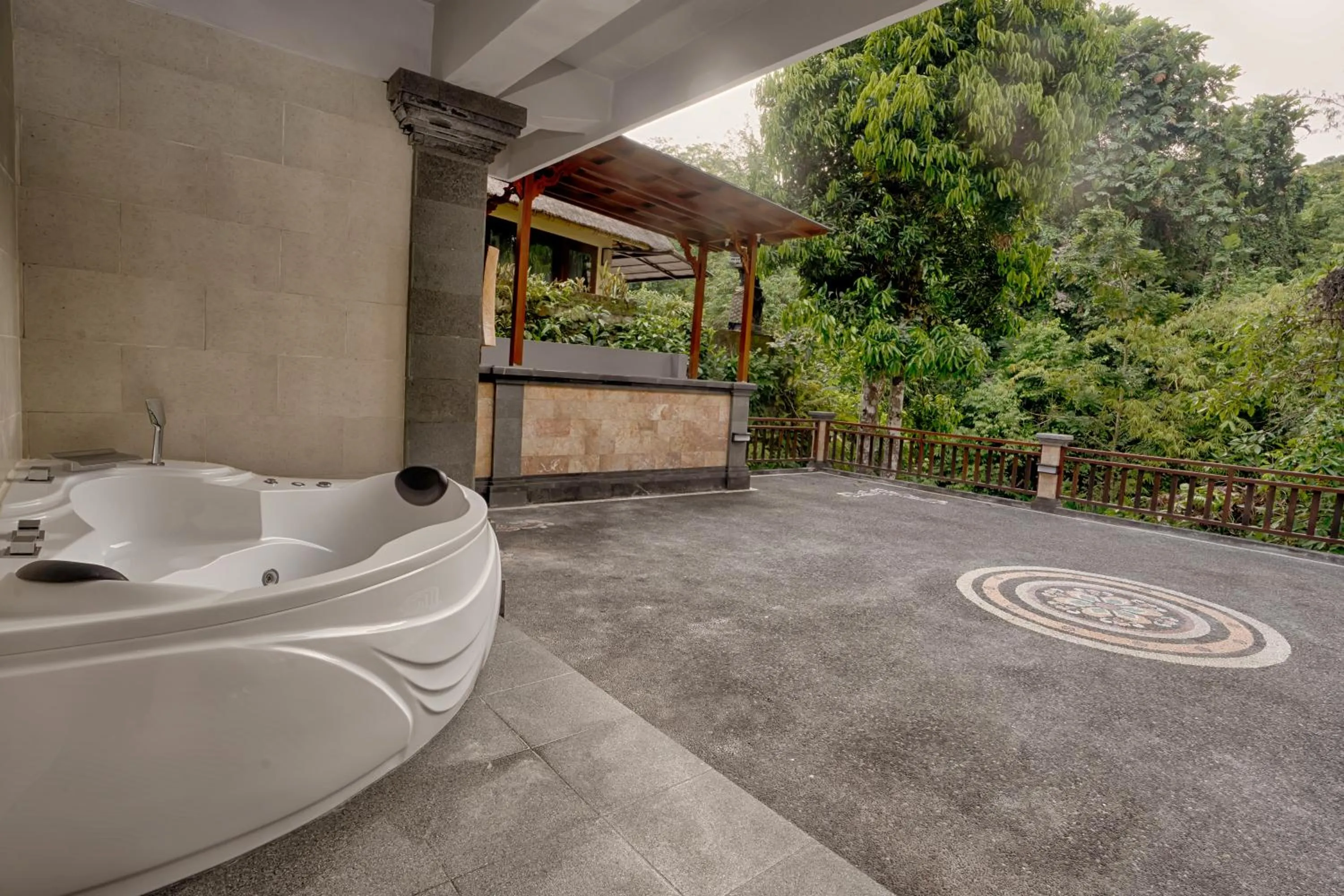 Hot Tub in The Pari Sudha