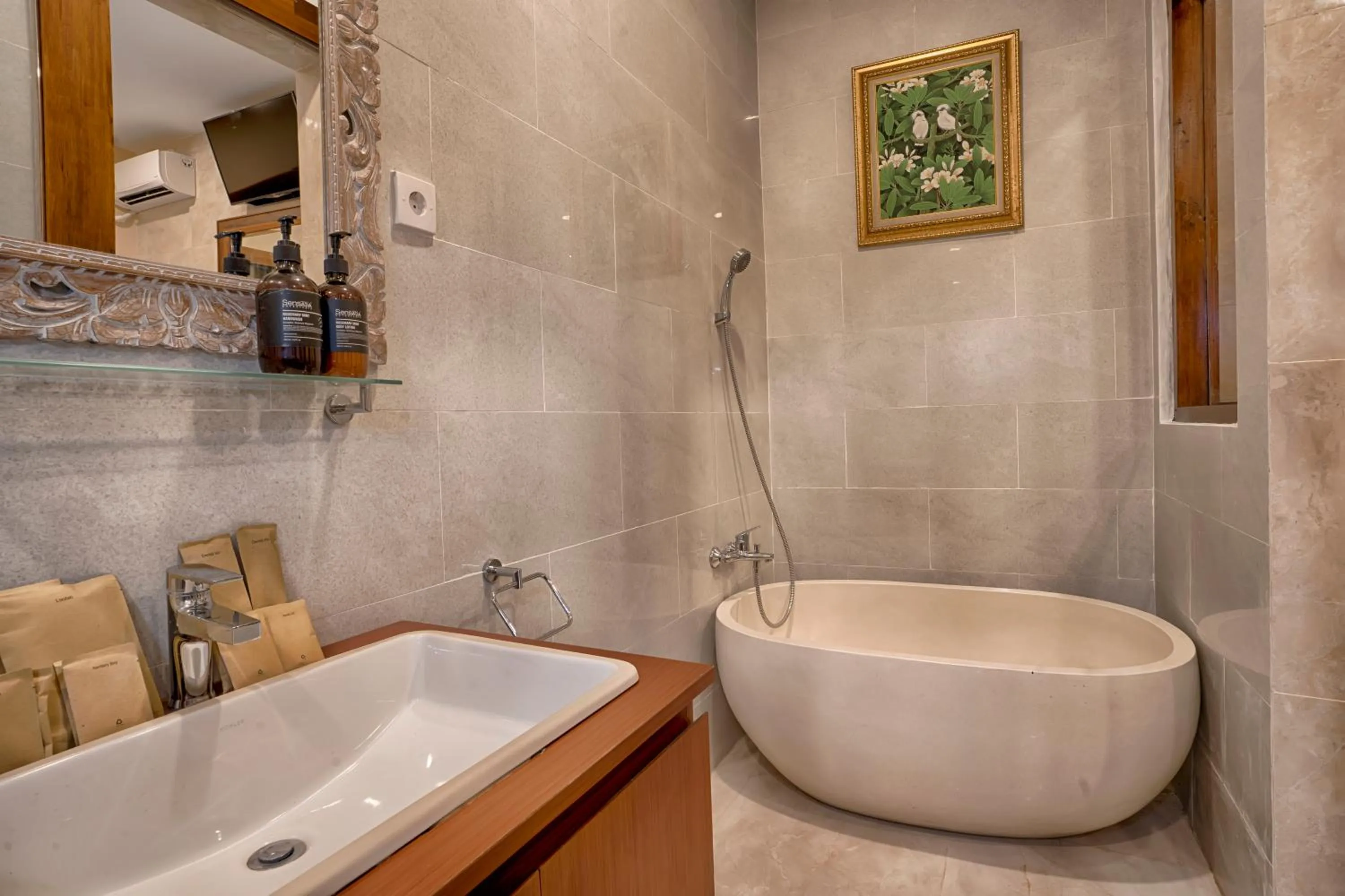 Shower in The Pari Sudha