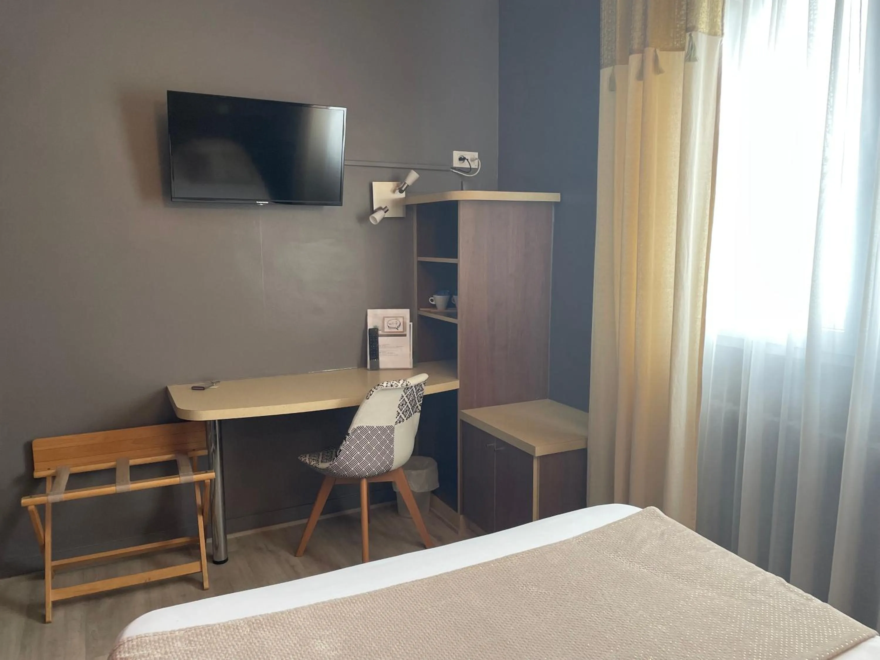 Photo of the whole room, Bed in L'Acadie Brasserie Plage