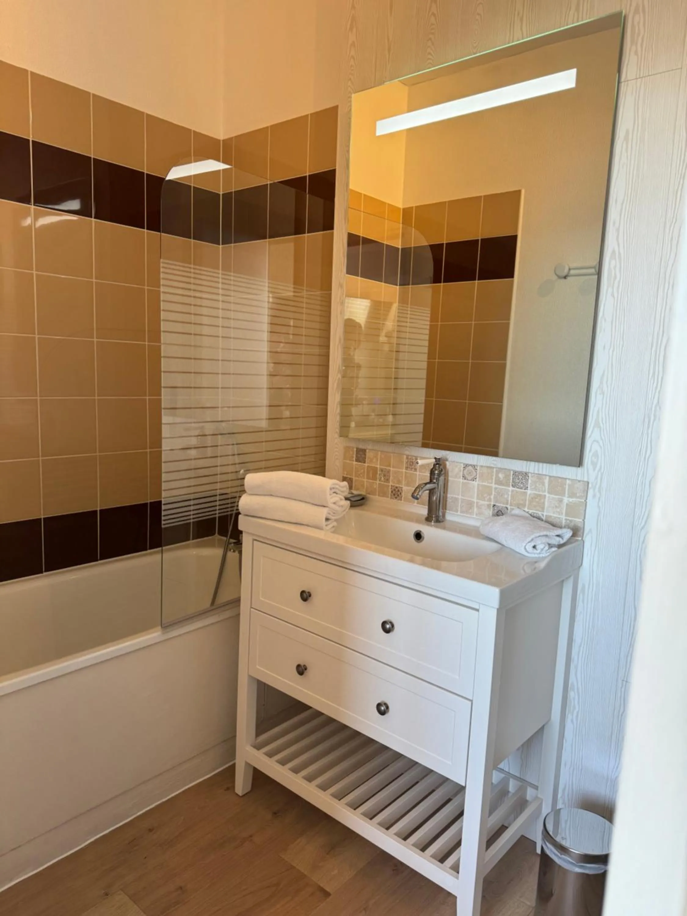 Bathroom in L'Acadie Brasserie Plage