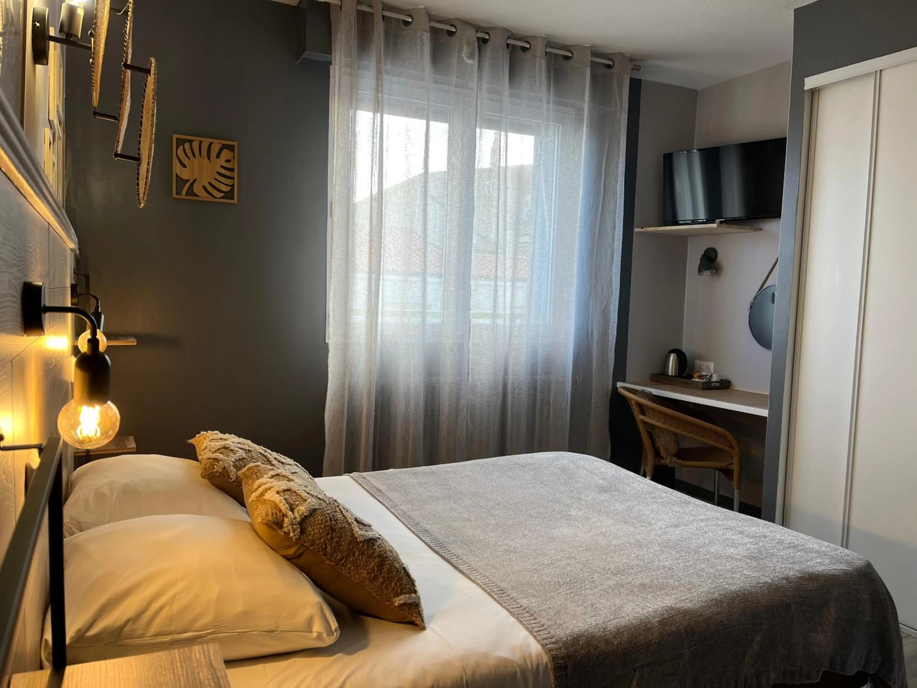 View (from property/room), Bed in L'Acadie Brasserie Plage