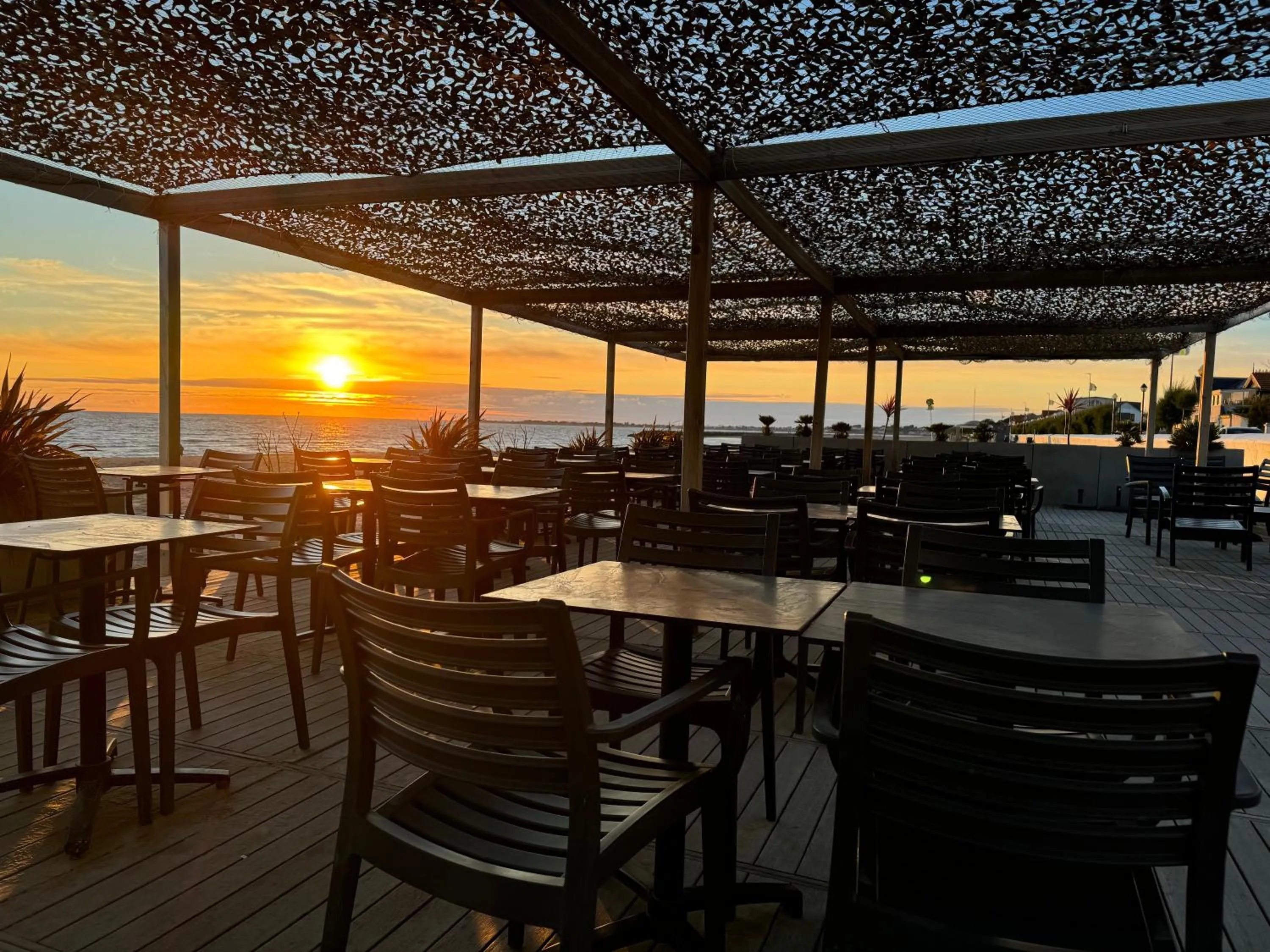 Restaurant/Places to Eat in L'Acadie Brasserie Plage