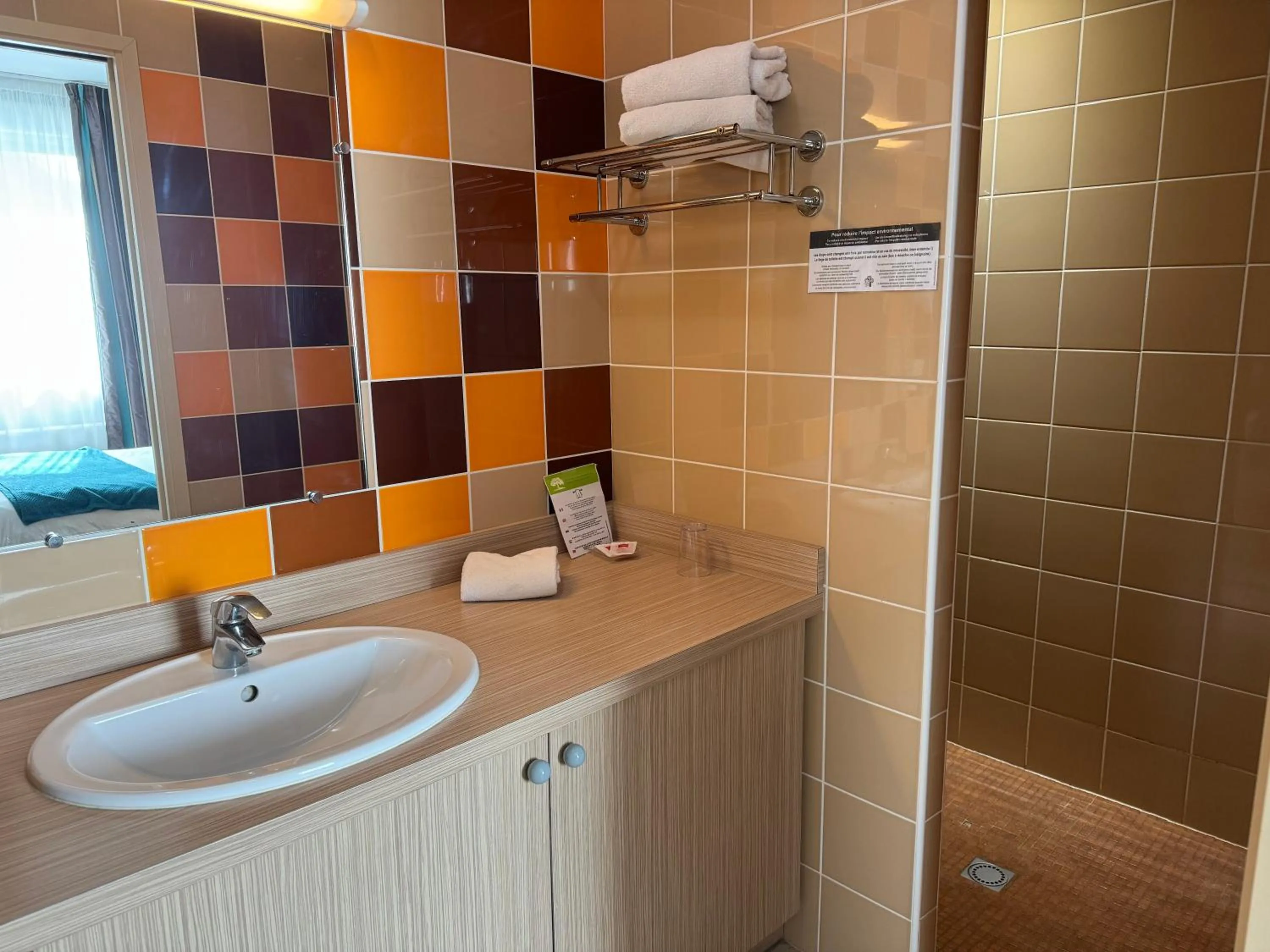 Shower, Bathroom in L'Acadie Brasserie Plage