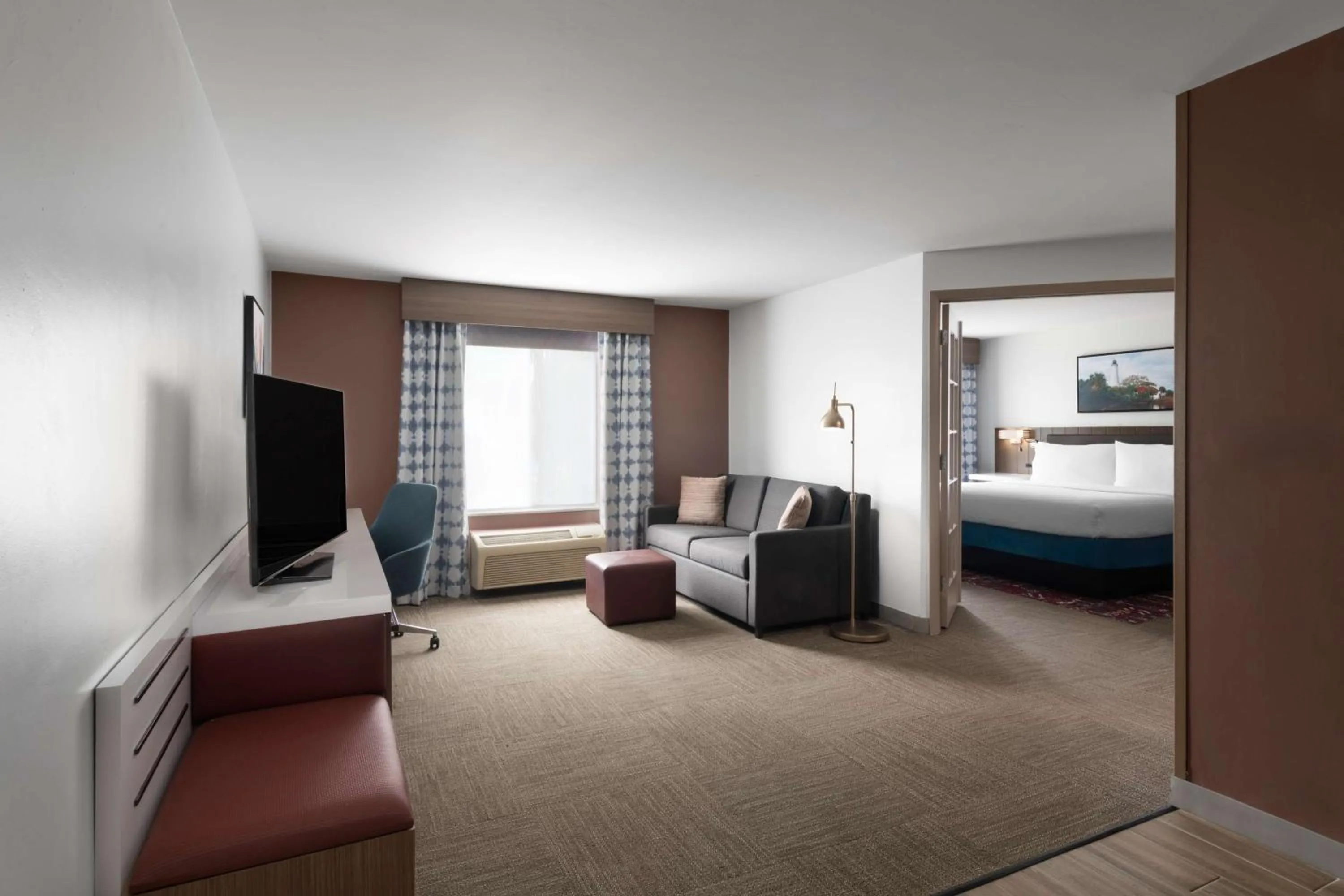 Living room, Bed in Hilton Garden Inn Tallahassee