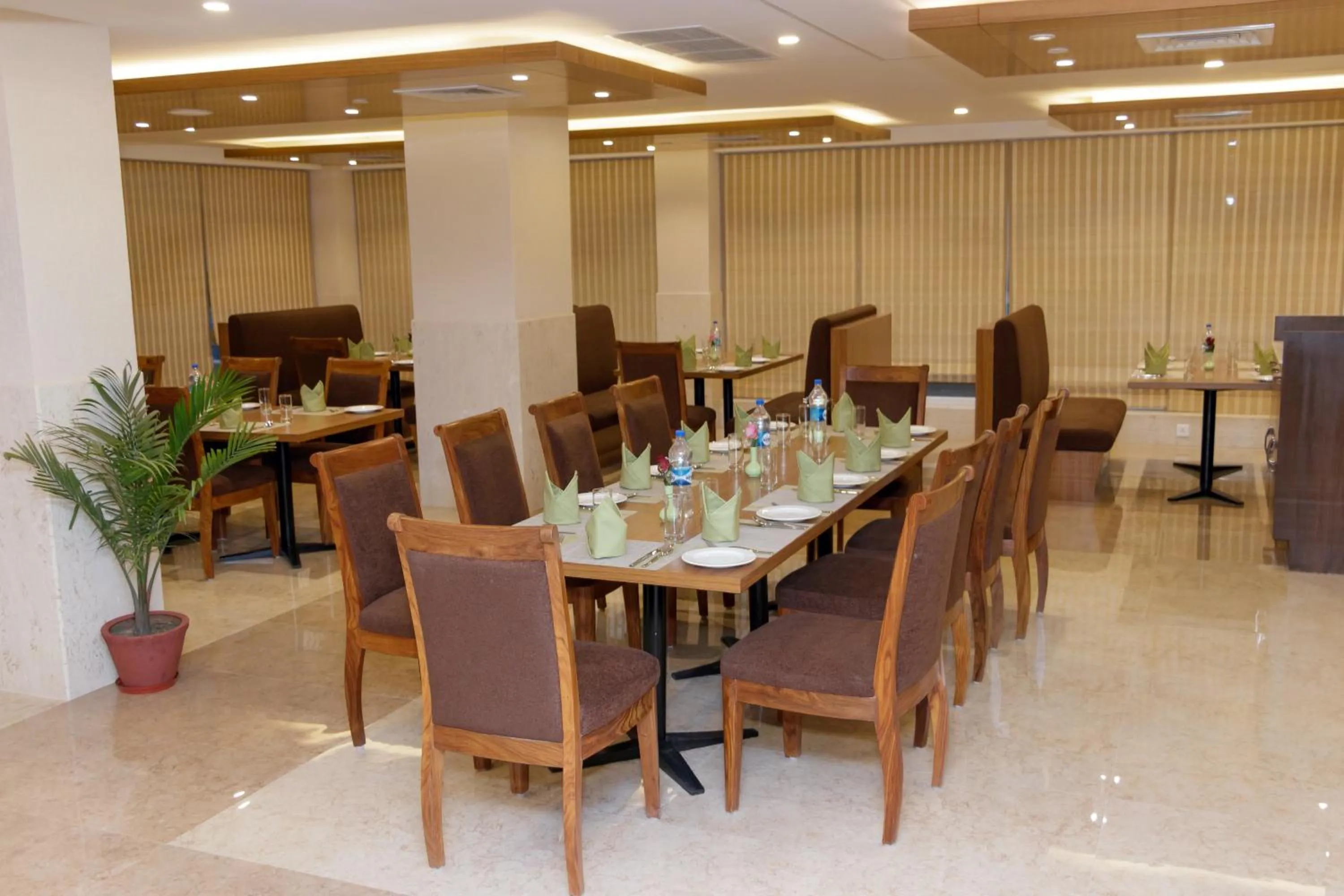 Restaurant/places to eat in Hotel Crowne Imperial