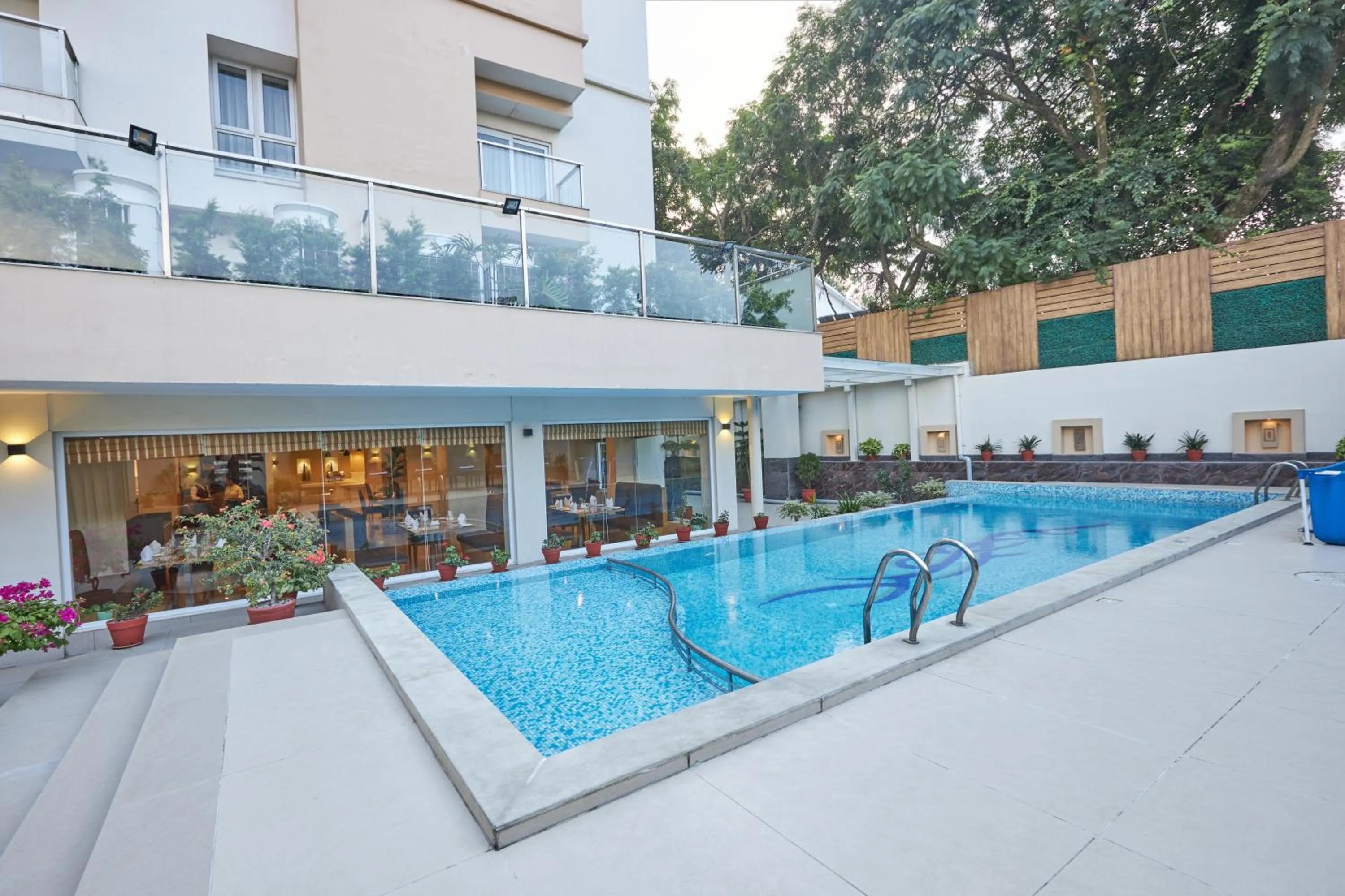 Swimming pool in Hotel Crowne Imperial