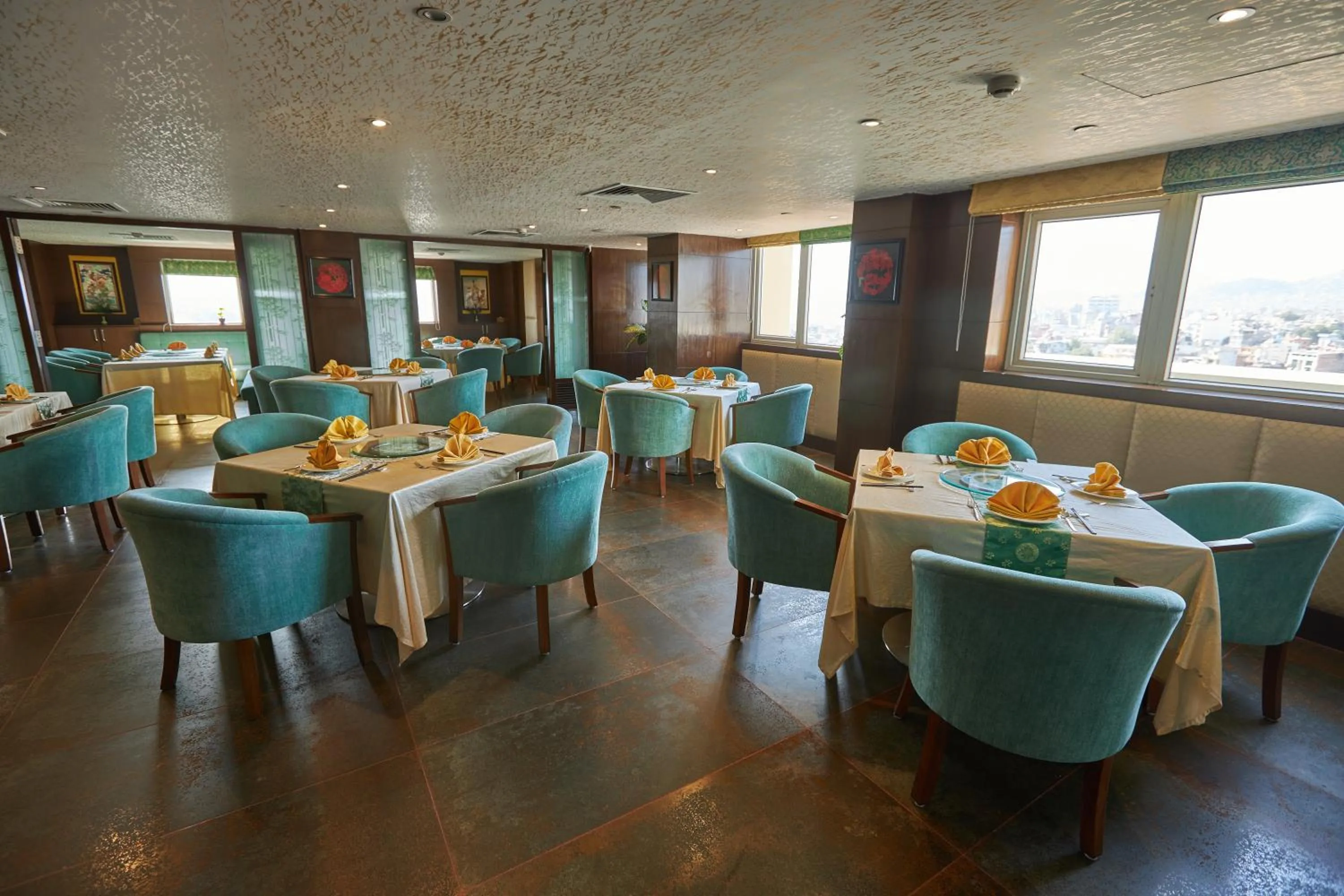 Restaurant/places to eat in Hotel Crowne Imperial