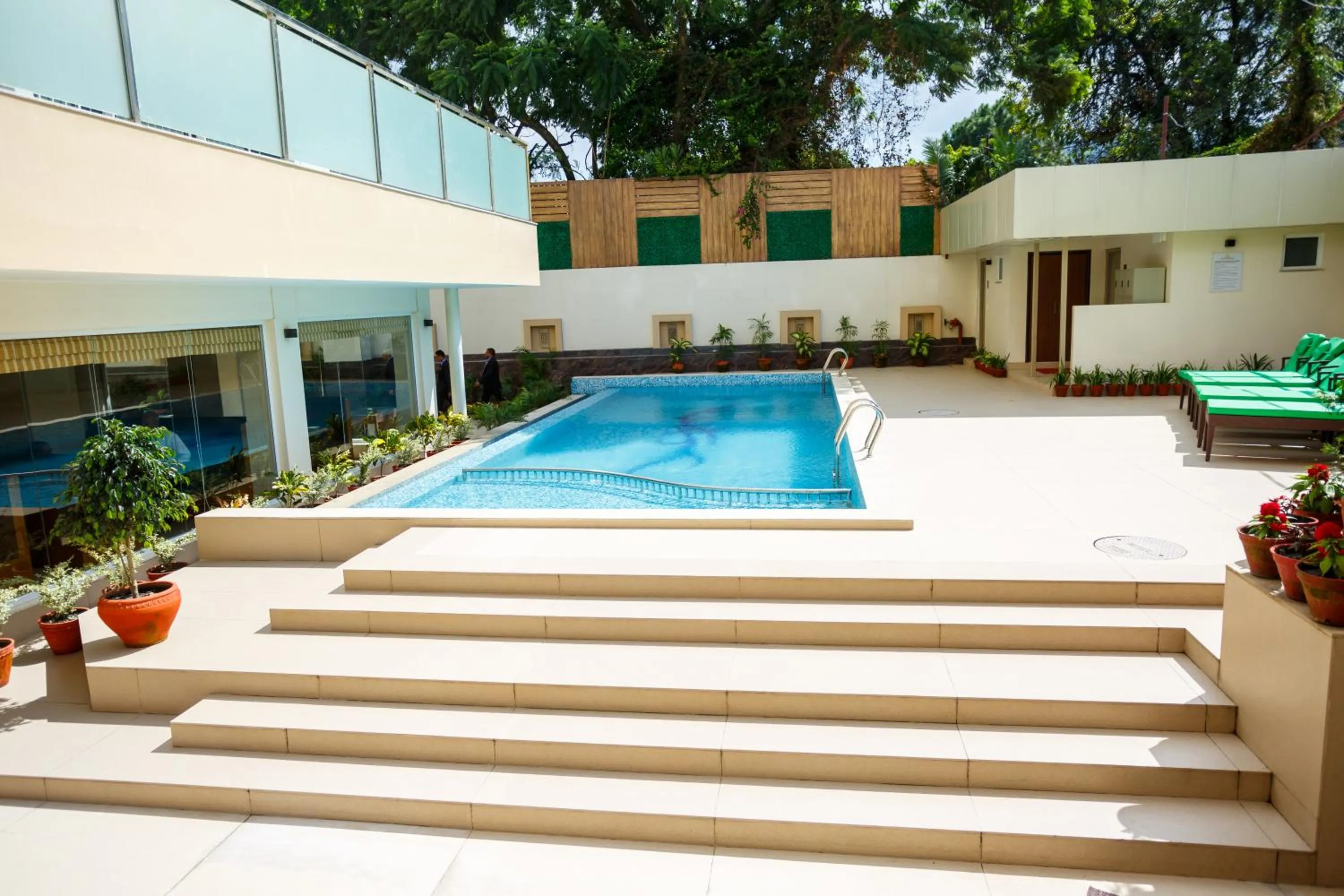 Swimming pool in Hotel Crowne Imperial
