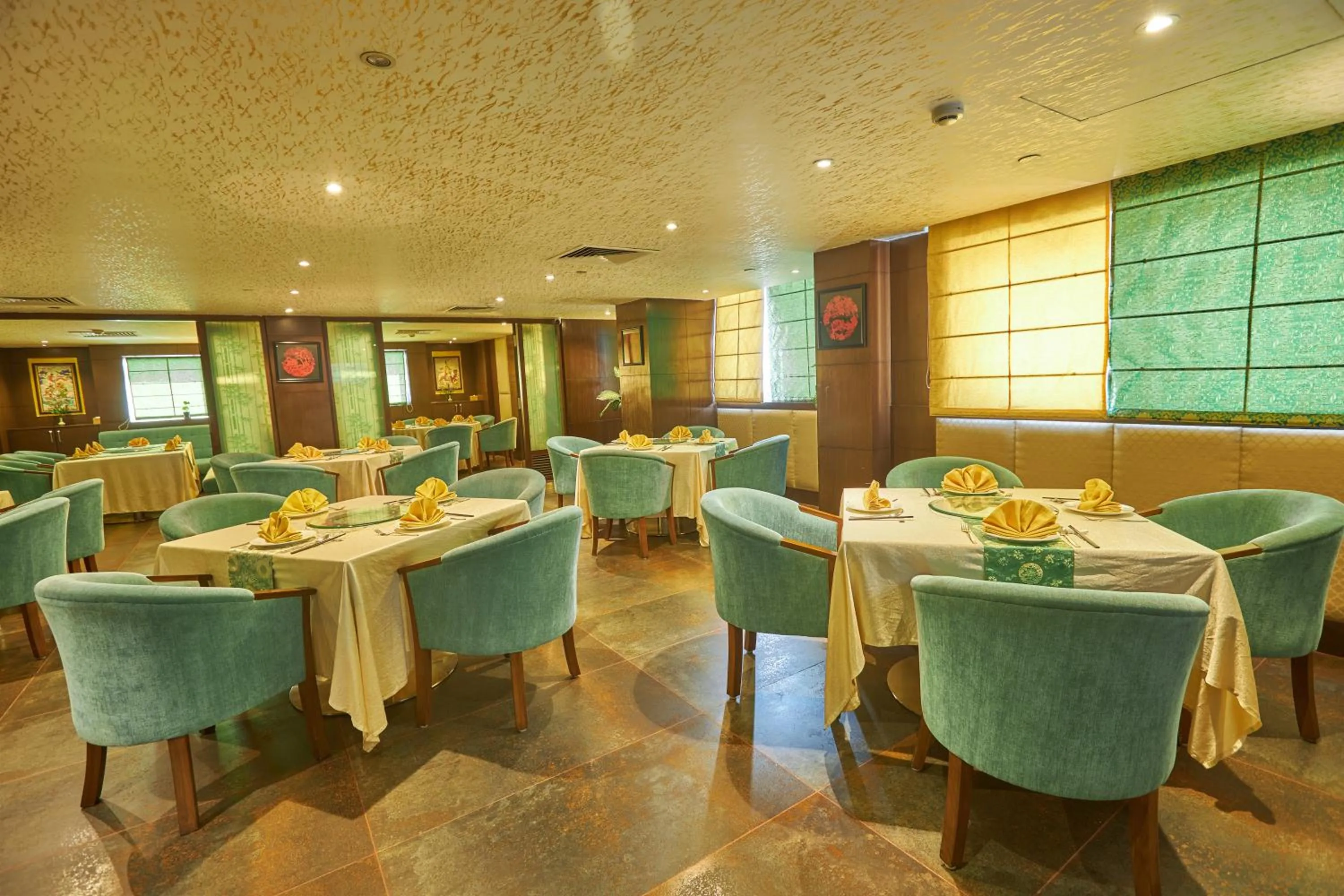 Restaurant/places to eat in Hotel Crowne Imperial