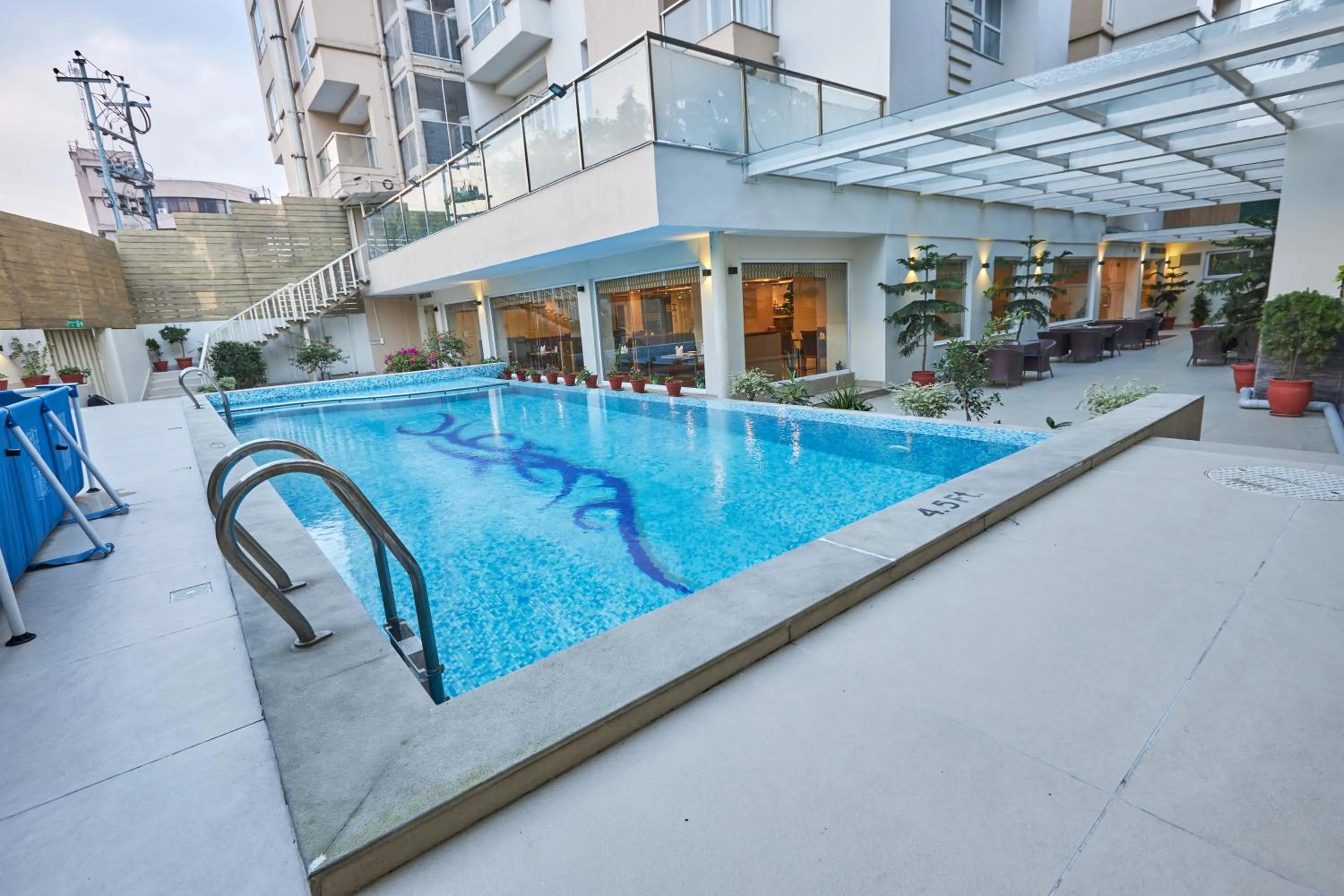 Swimming pool in Hotel Crowne Imperial