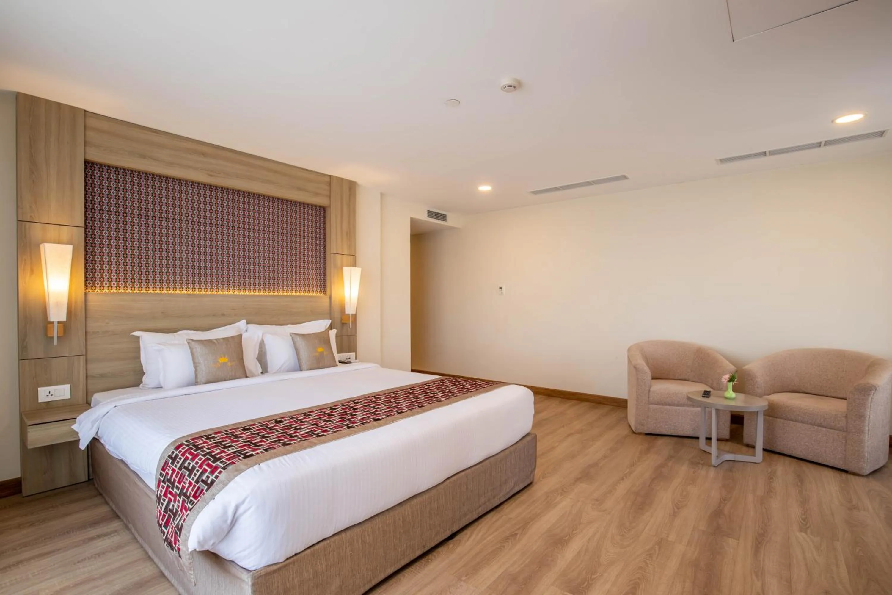 Photo of the whole room, Bed in Hotel Crowne Imperial