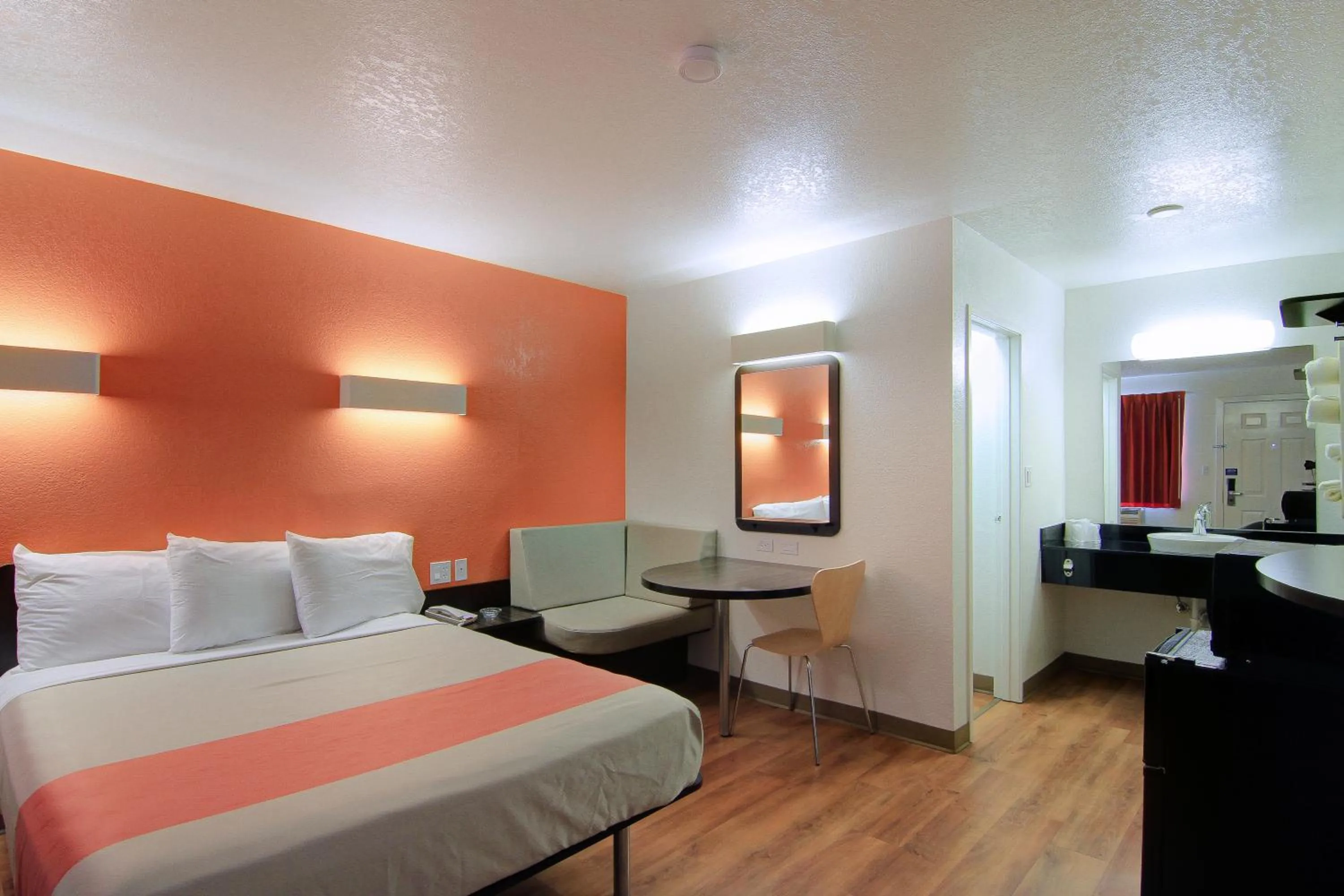 Photo of the whole room, Bed in Motel 6 Old town Scottsdale Fashion Square