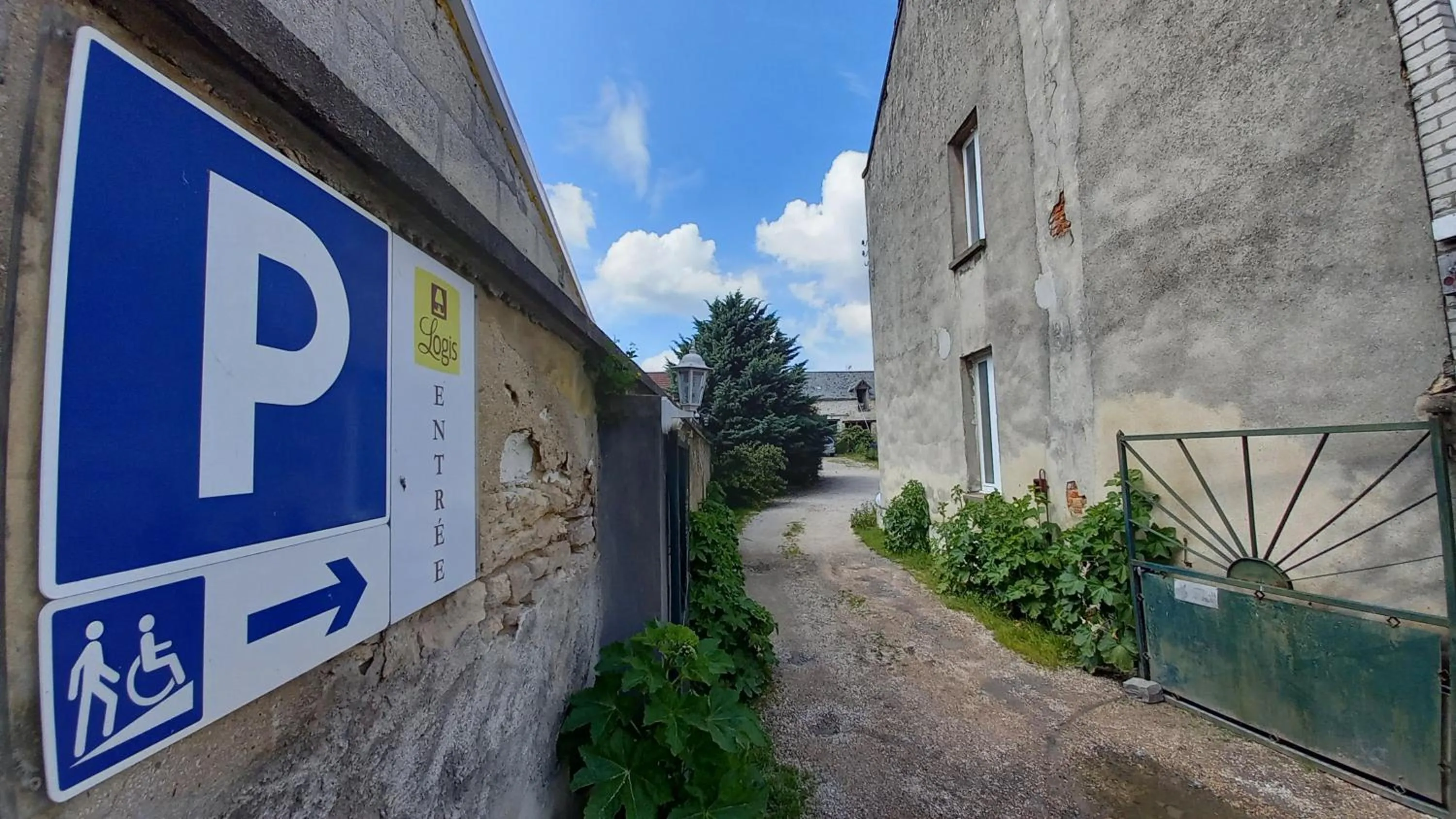 Parking in Logis Hôtel & Restaurant du Chemin des Dames