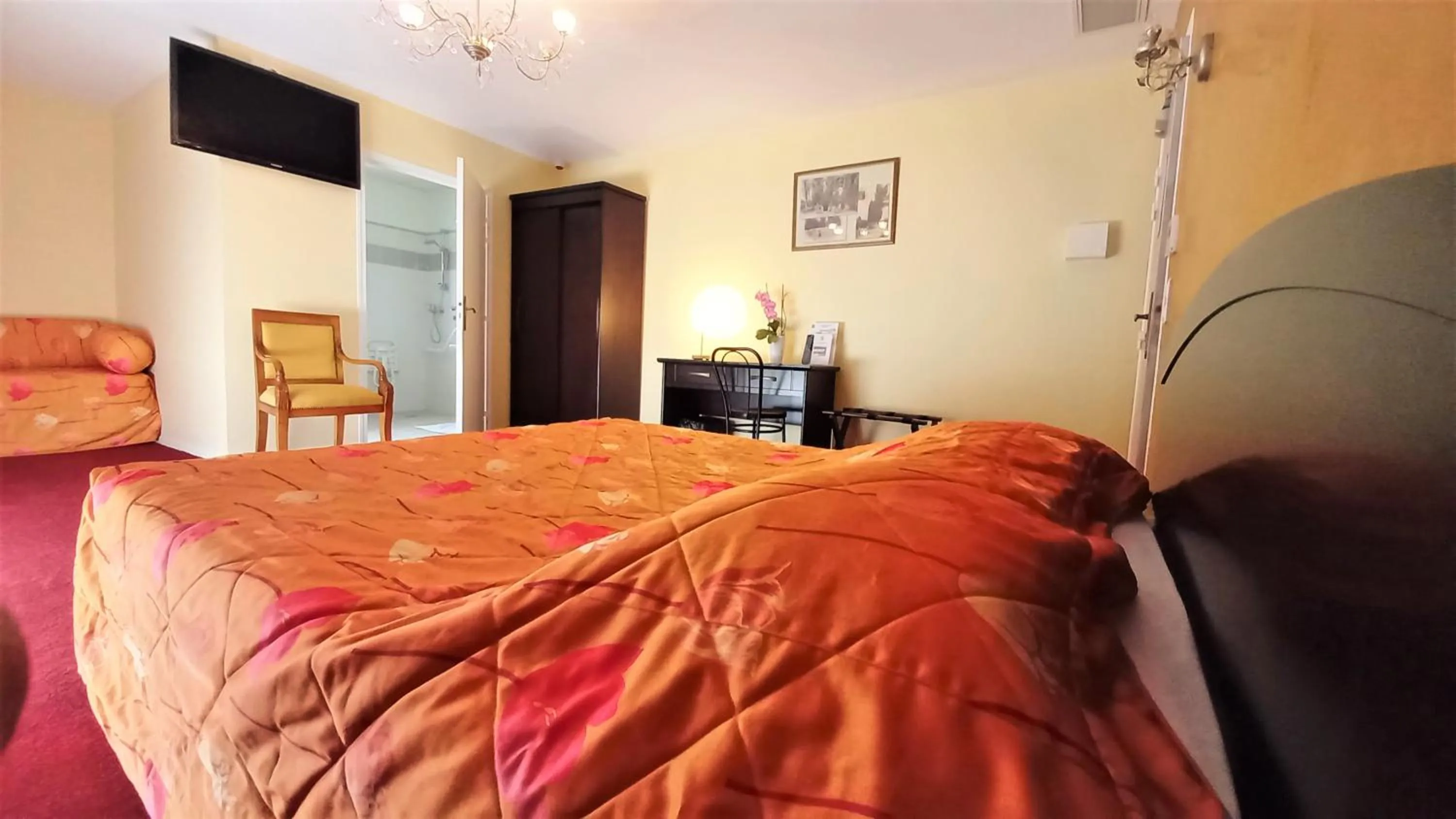 Bed in Logis Hôtel & Restaurant du Chemin des Dames