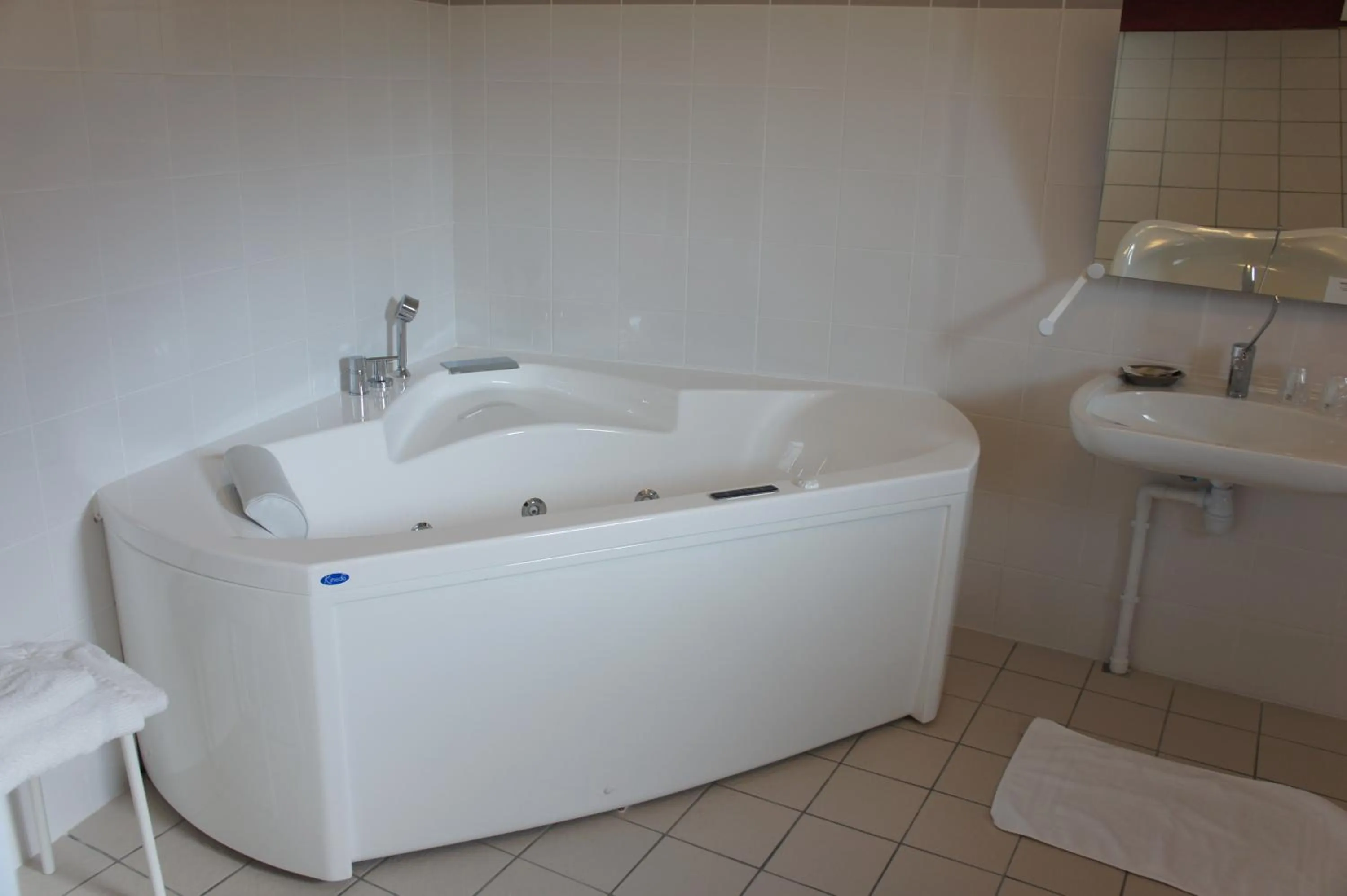 Hot Tub in Logis Hôtel & Restaurant du Chemin des Dames