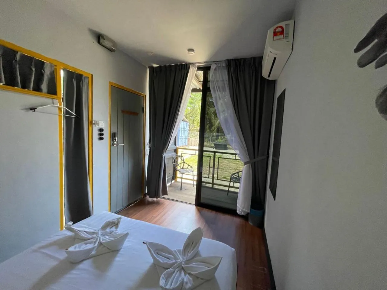 Balcony/Terrace, Bed in 7 Inn Semporna