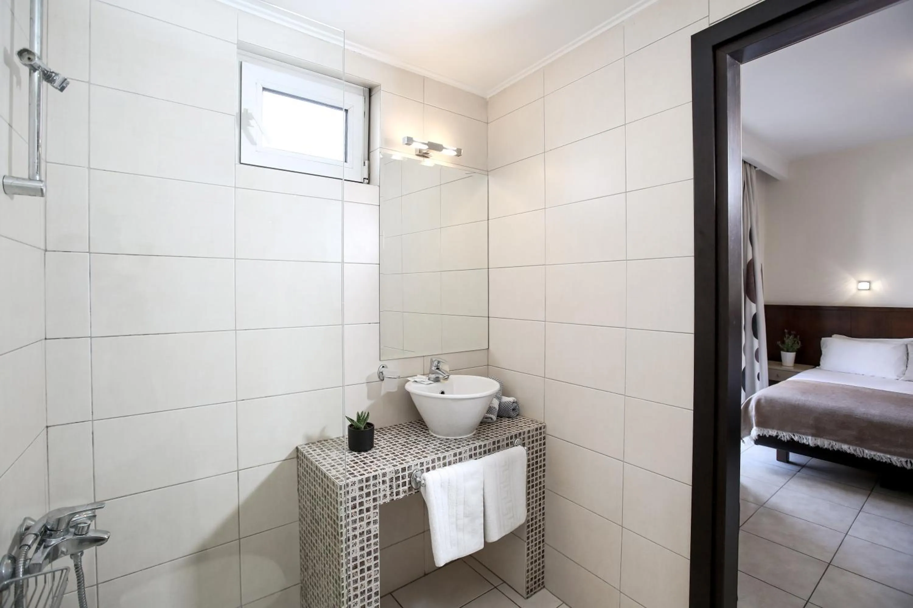 Shower, Bed in Hotel Astron