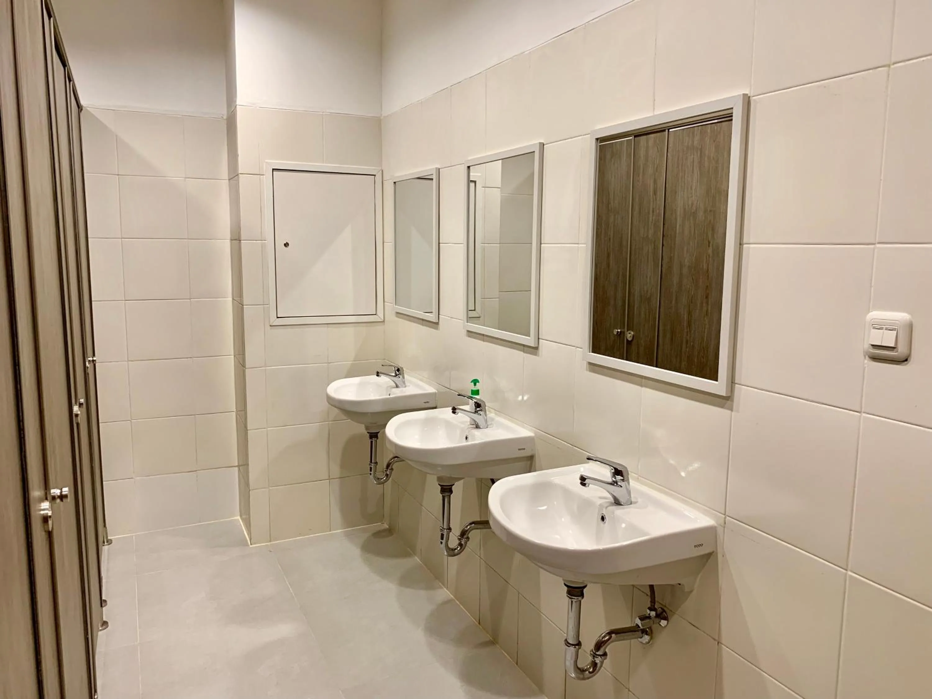 Shower in Stay Inn Hostel Jakarta