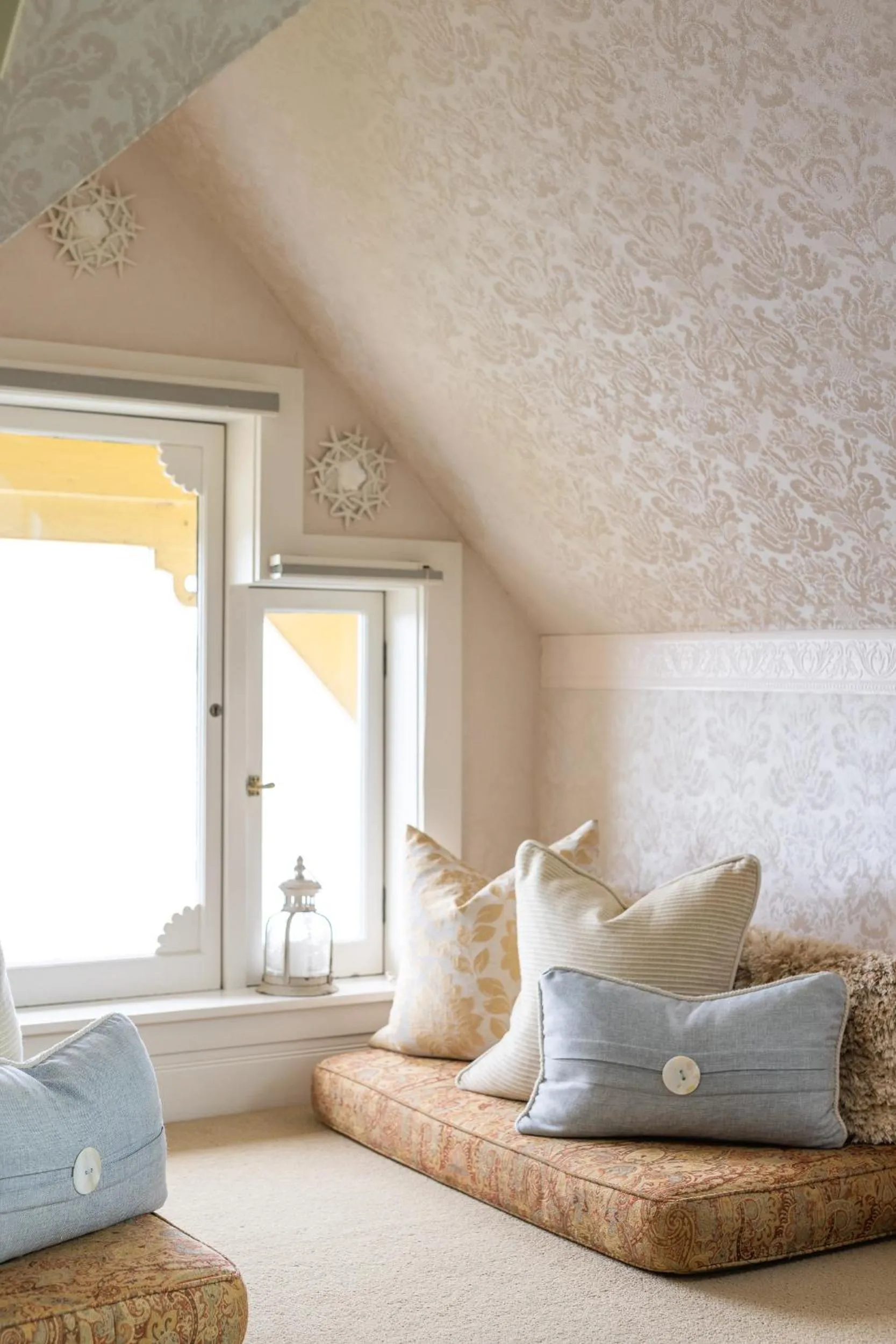 Seating area in Seven Gables Inn on Monterey Bay, A Kirkwood Collection Hotel