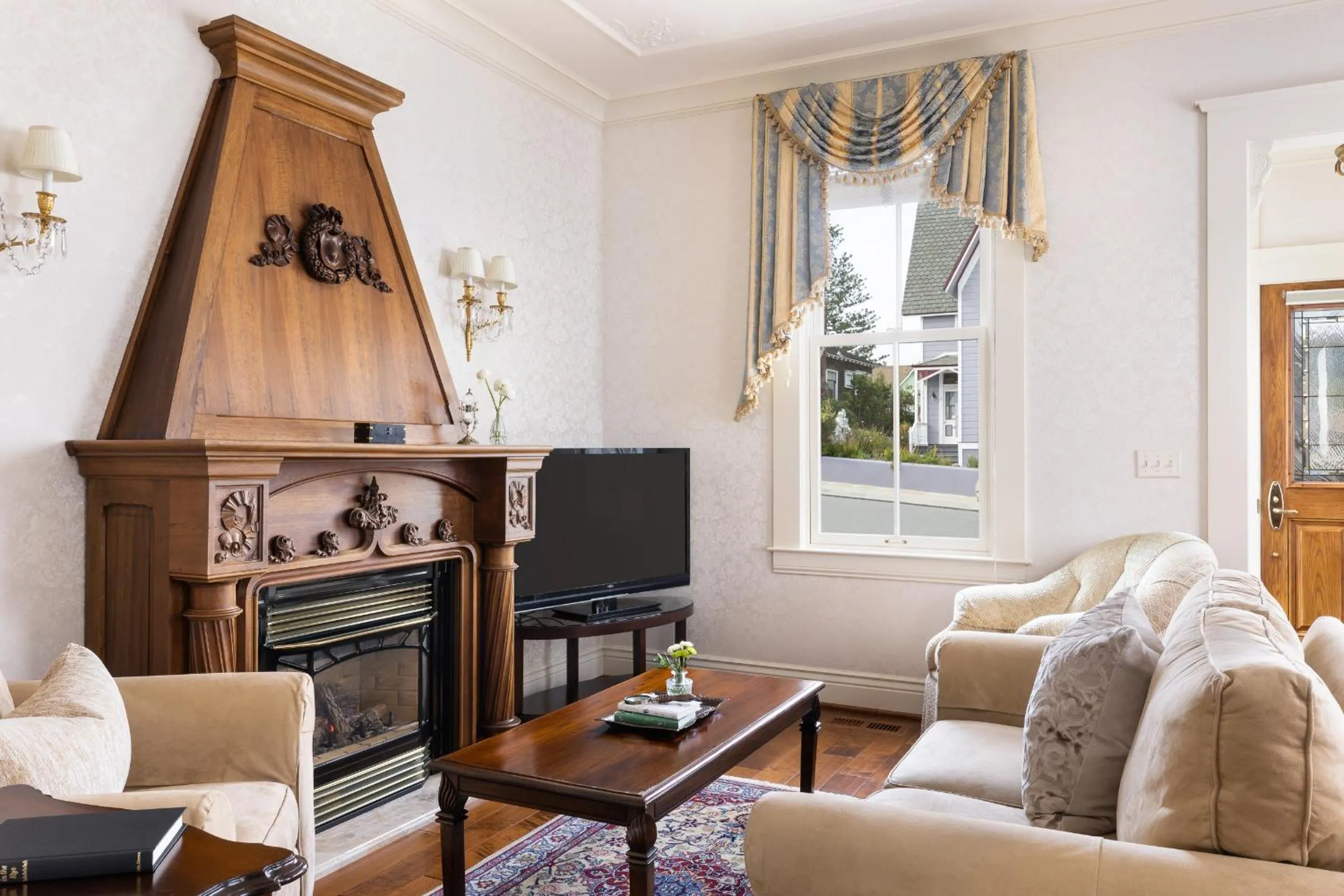Living room in Seven Gables Inn on Monterey Bay, A Kirkwood Collection Hotel