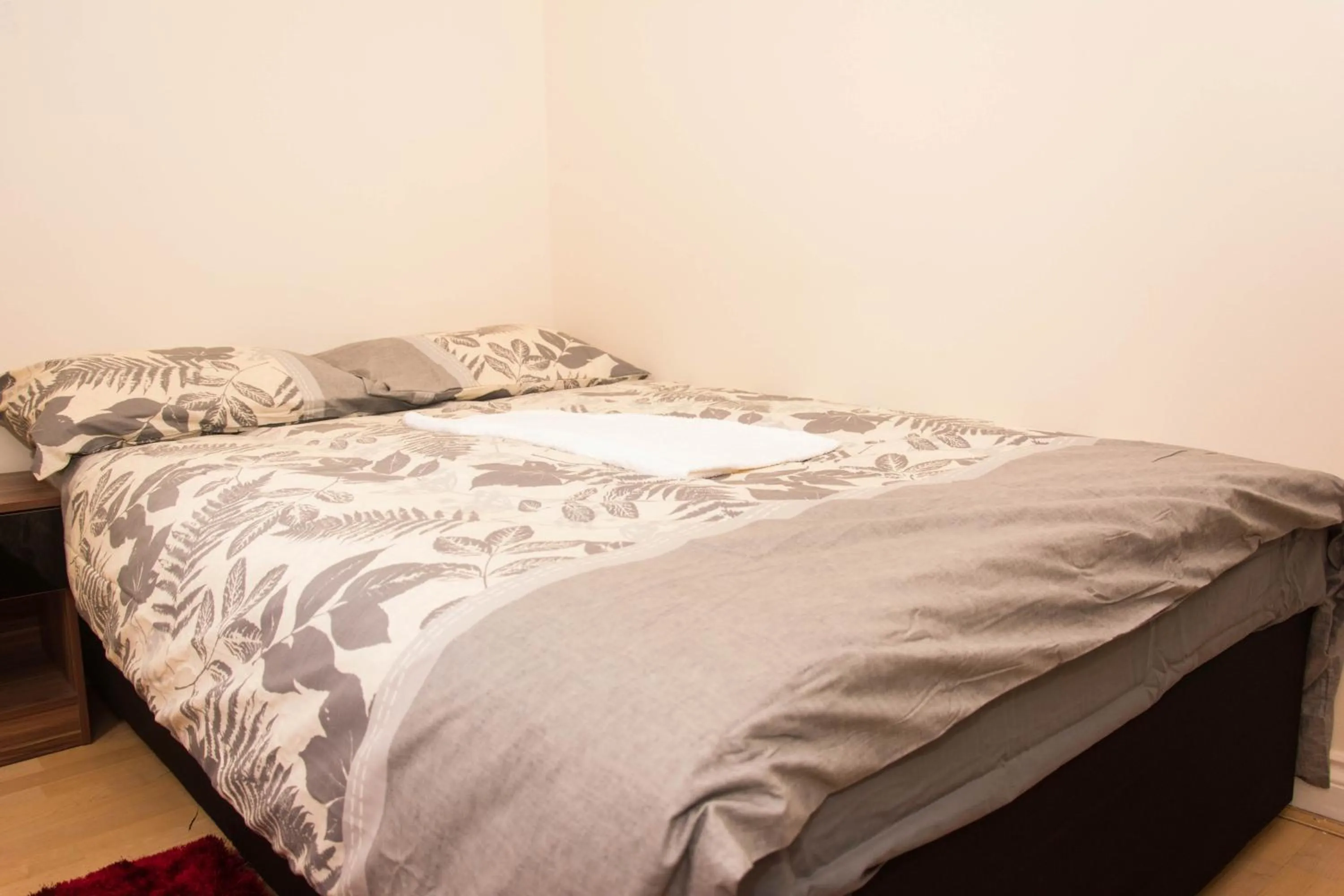 Bed in QUEEN GUEST HOUSE