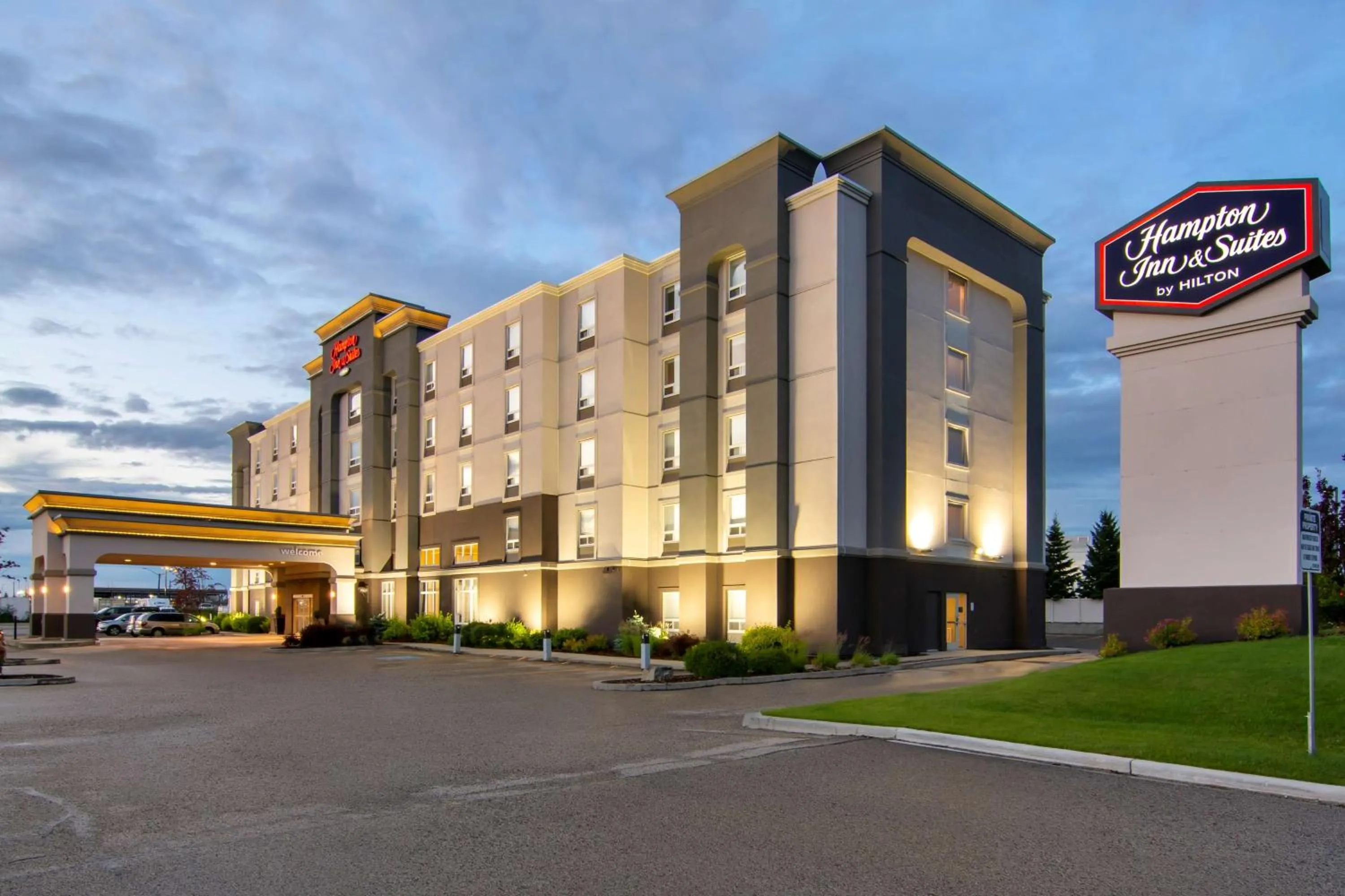 Property building in Hampton Inn & Suites Edmonton/West