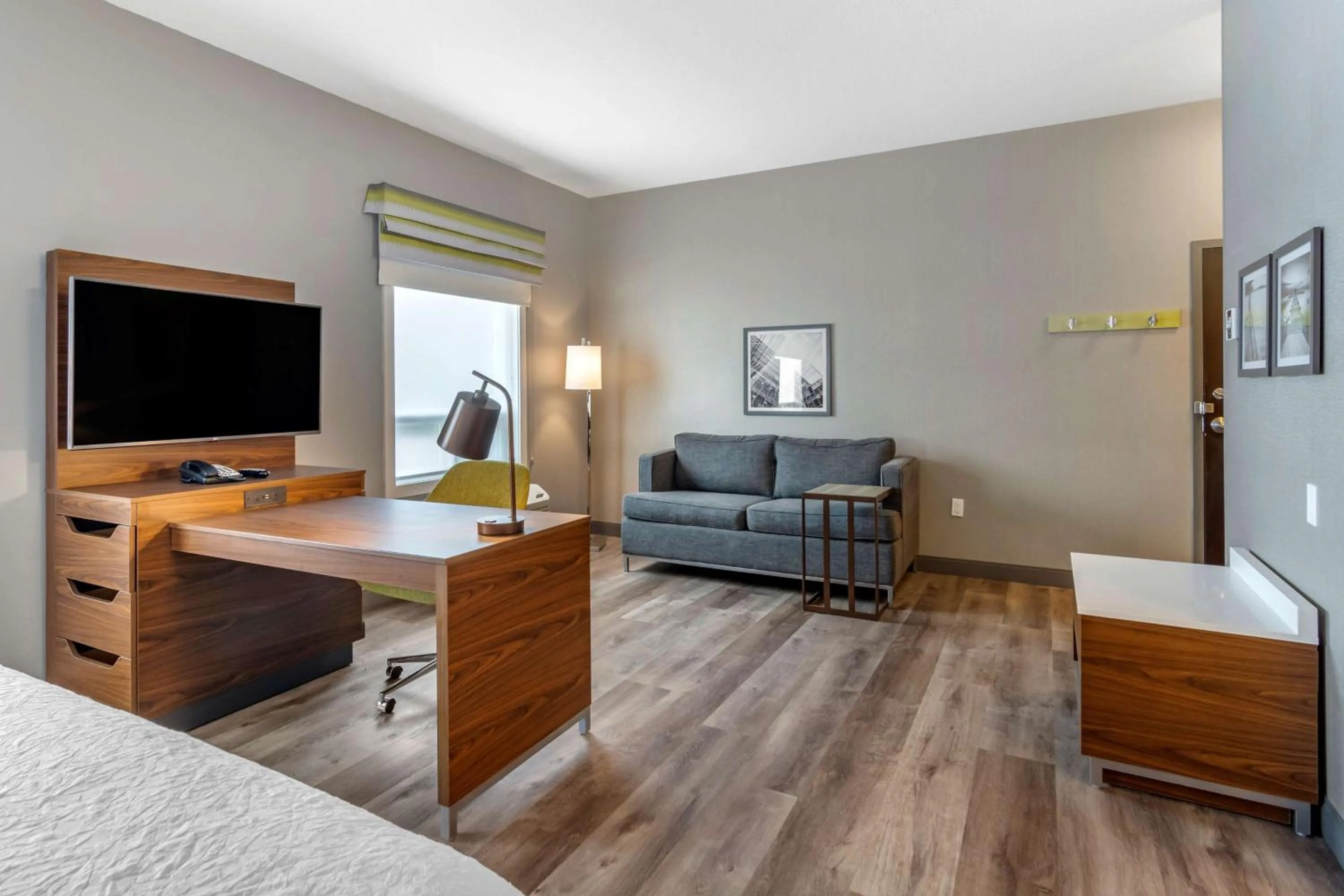 Living room, Bed in Hampton Inn & Suites Edmonton/West